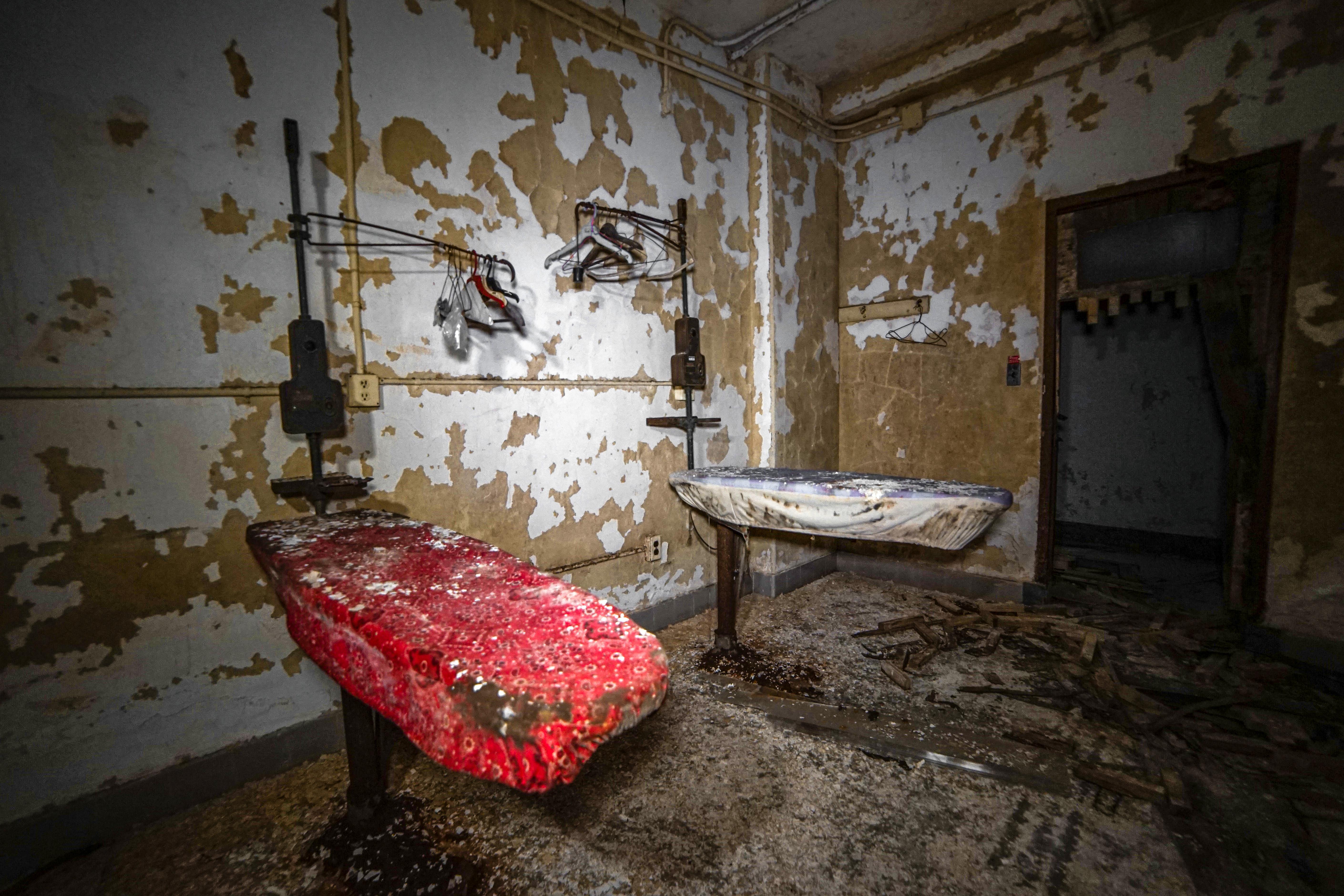 Scary Mental Hospital Inside One Of Kent's Most Infamous Abandoned