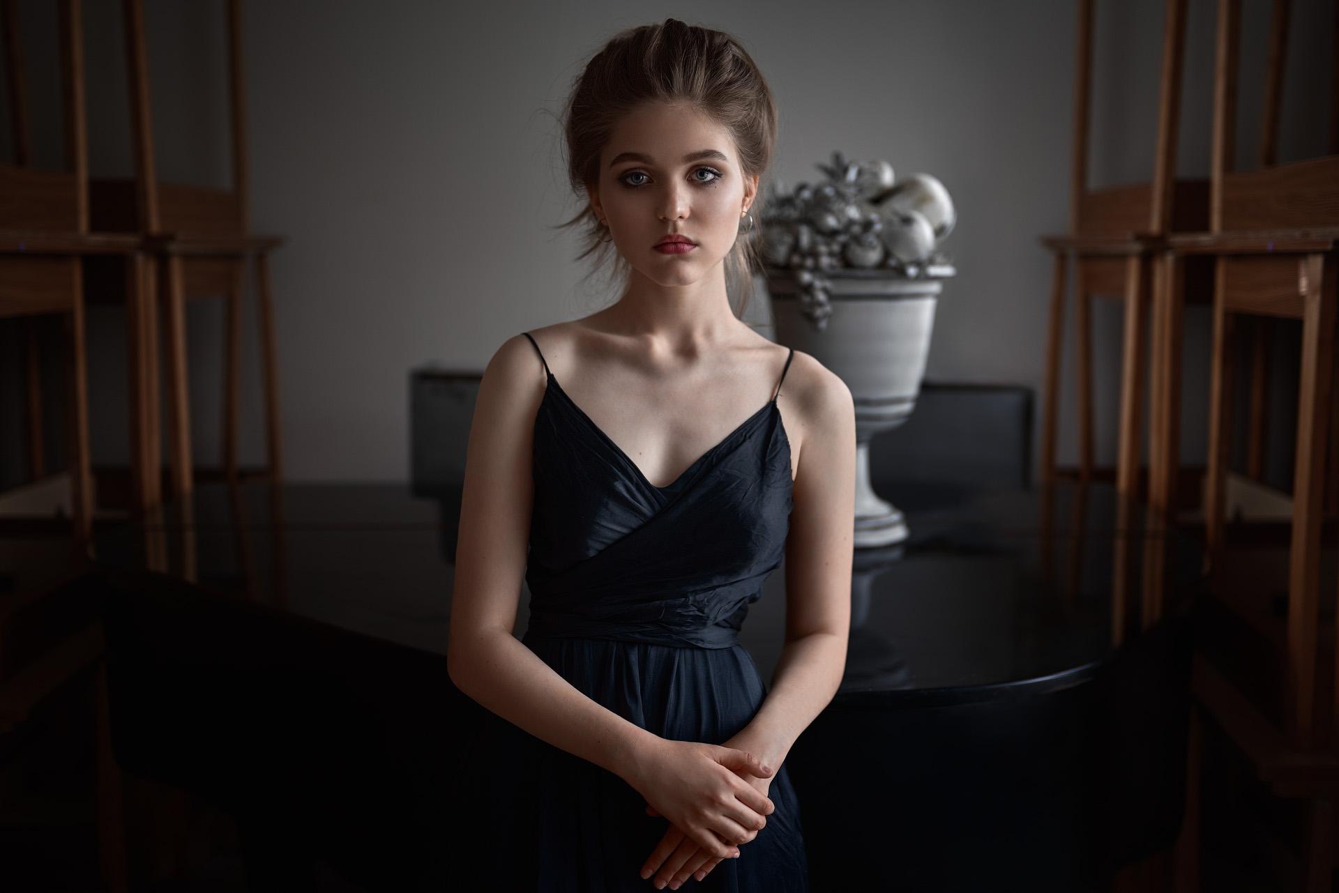 One more shot with Sofy [Pentax K1 II, Sigma Art 35] r/portraits