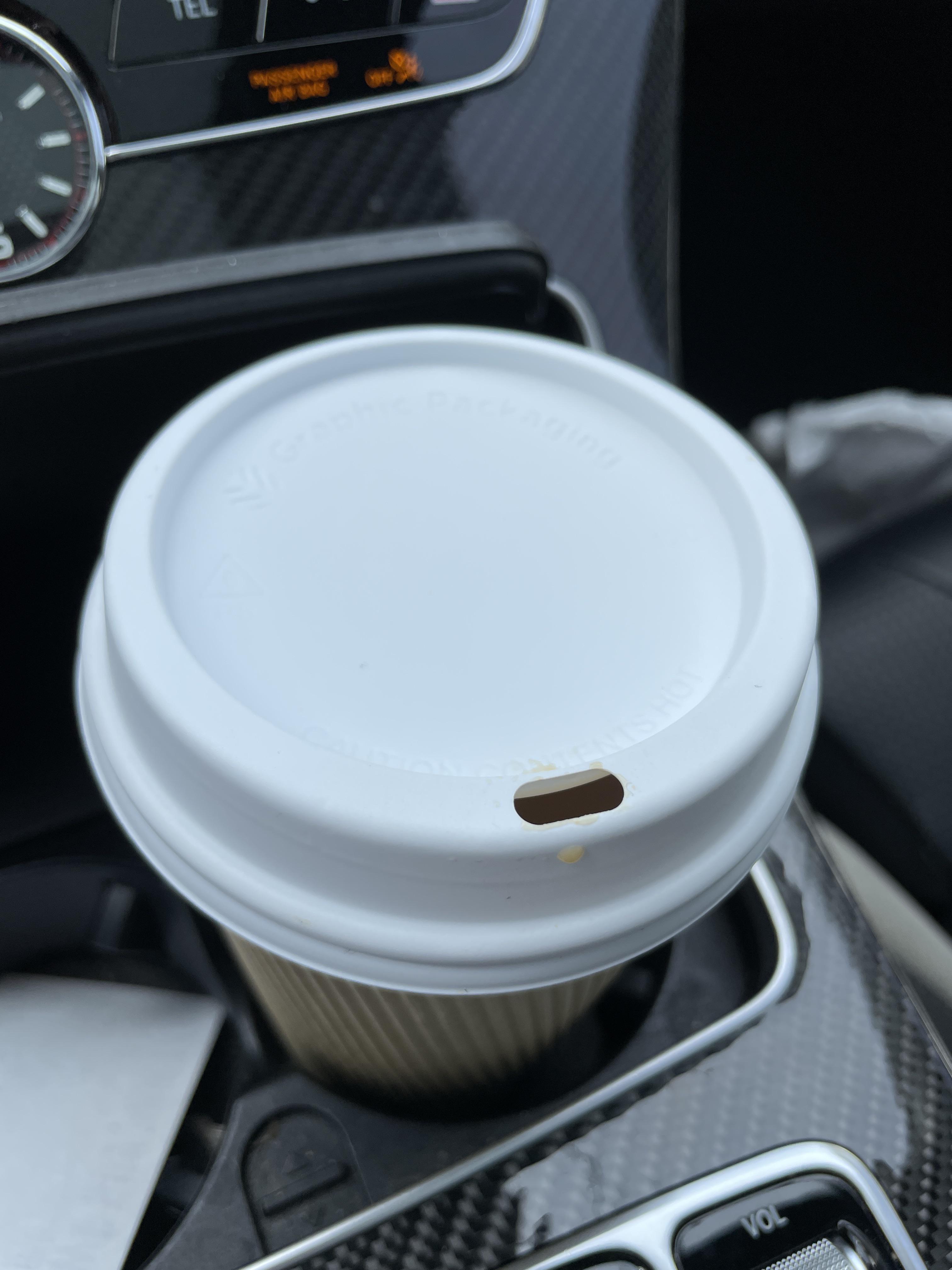 This lid doesn’t have an ‘air hole’ so the coffee doesn’t flow easily