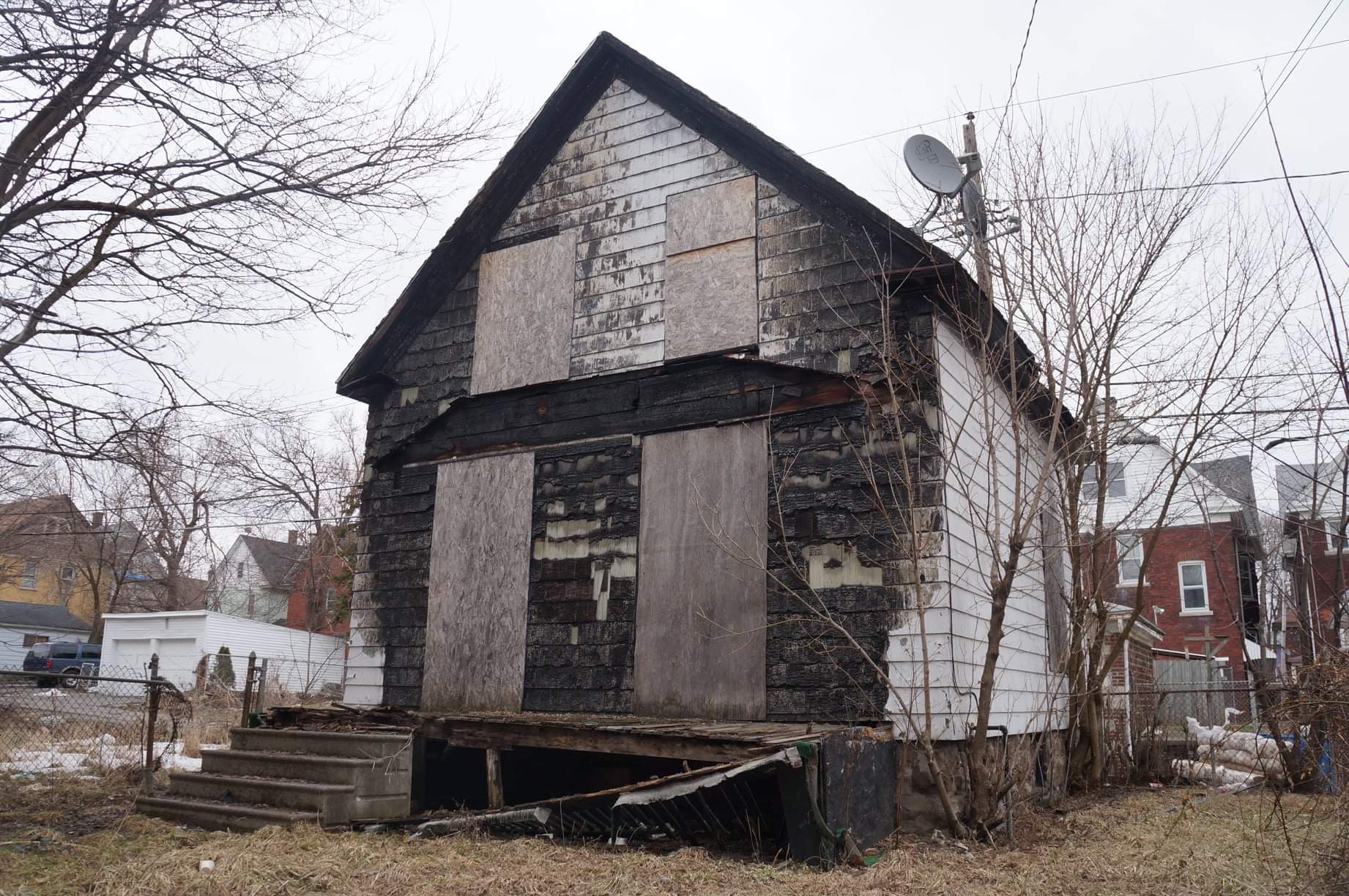 alley house, Ferry Ave, between 9th and 10th street. Niagara Falls NY (oc) r/AbandonedPorn