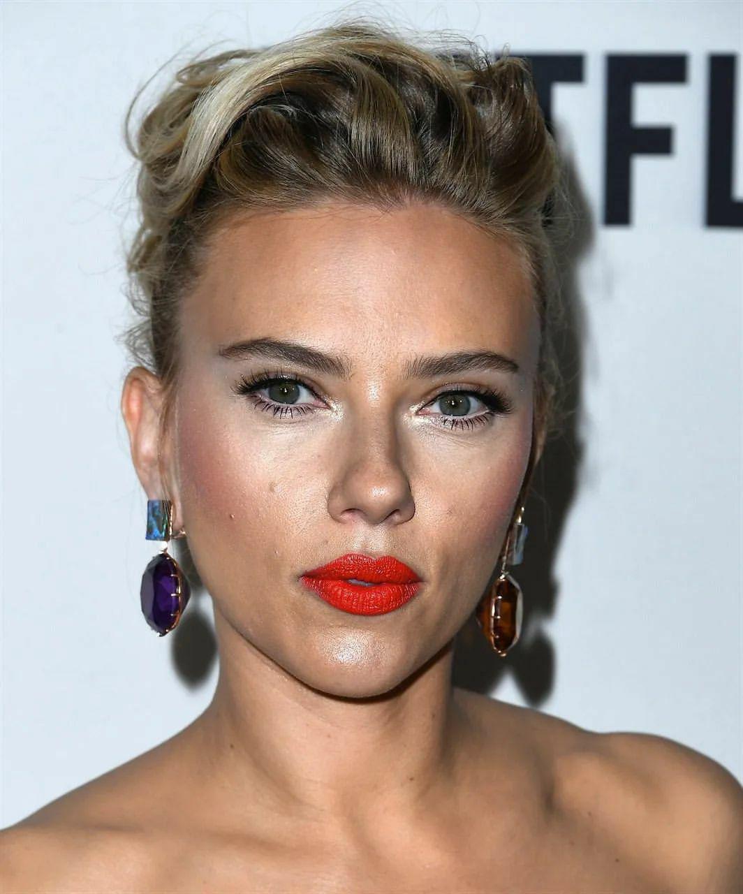 You come to my house and My Mommy Scarlett Johansson opens the door