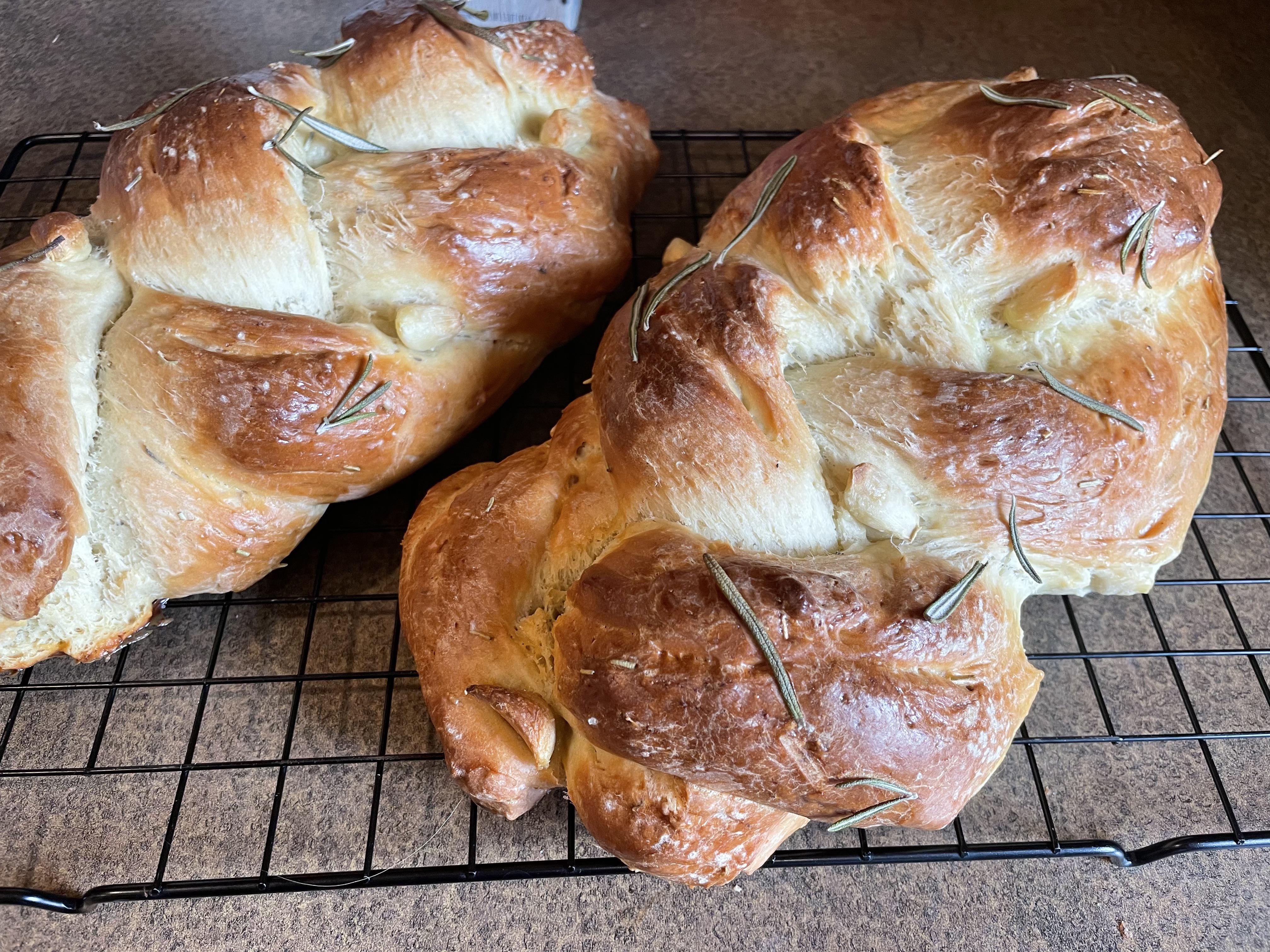 Rosemary and Roasted Garlic Challah Bread r/Breadit