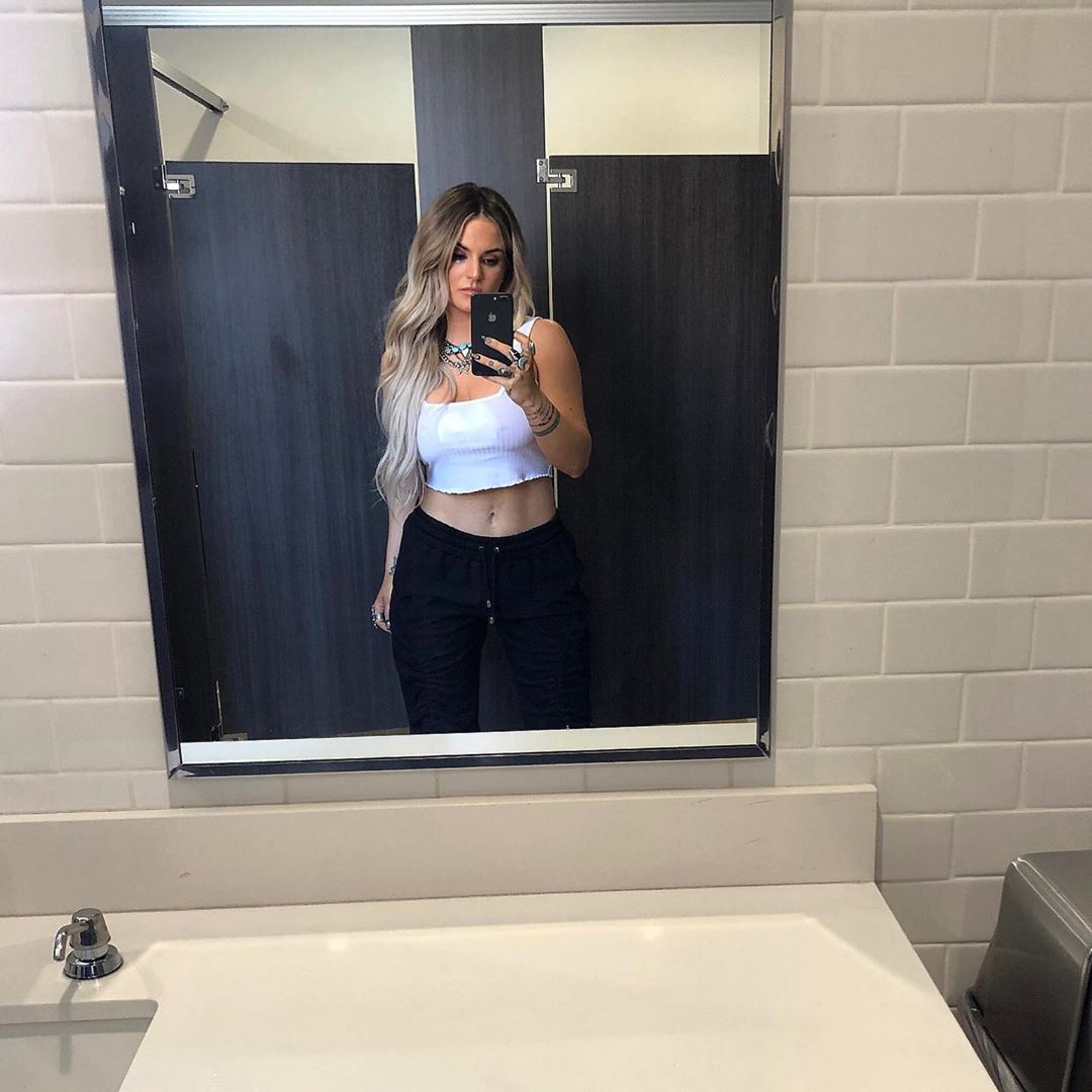 Bathroom selfie Jojo