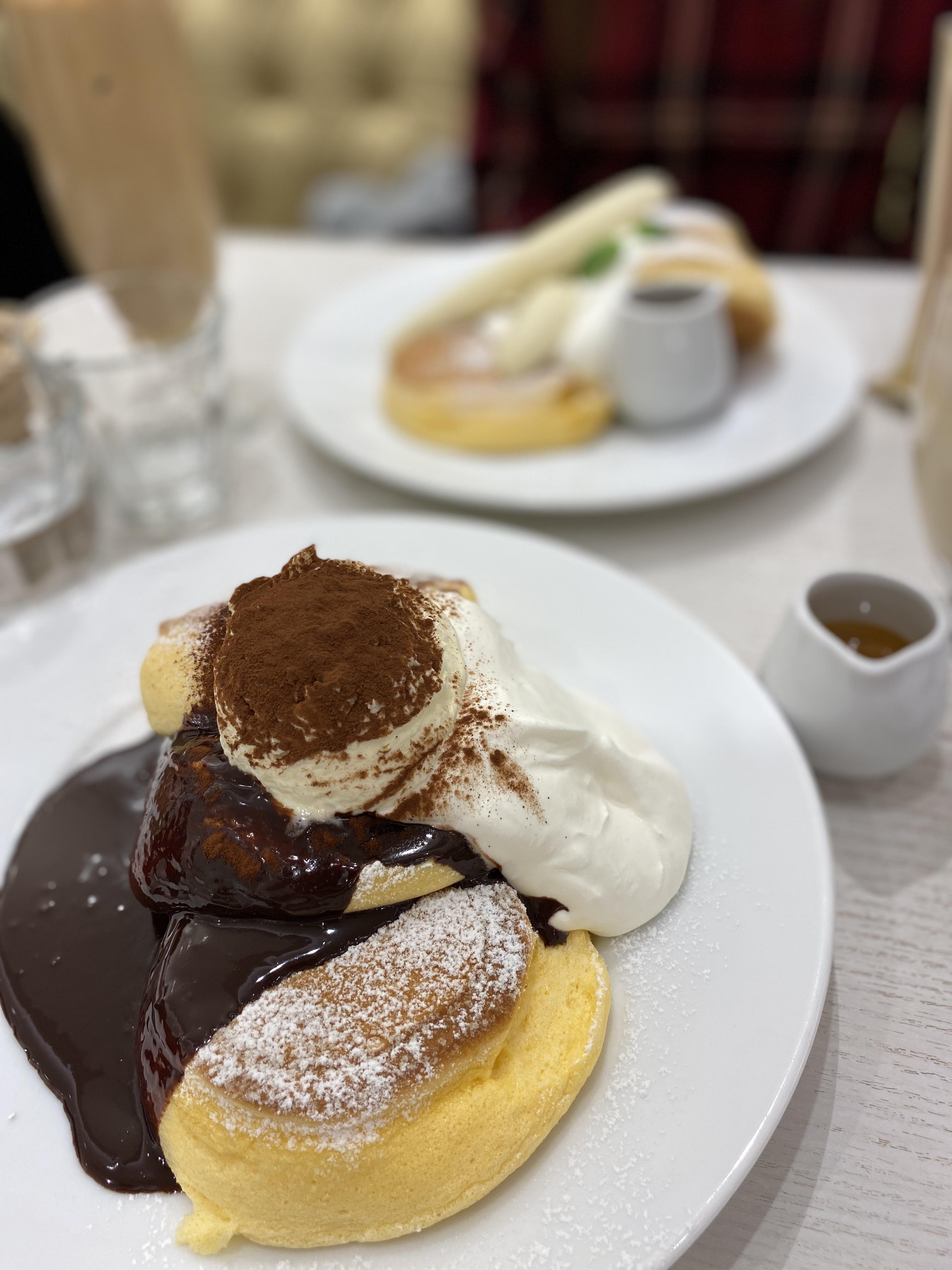 [I ate] Fluffy Japanese pancakes with hot chocolate sauce, chocolate