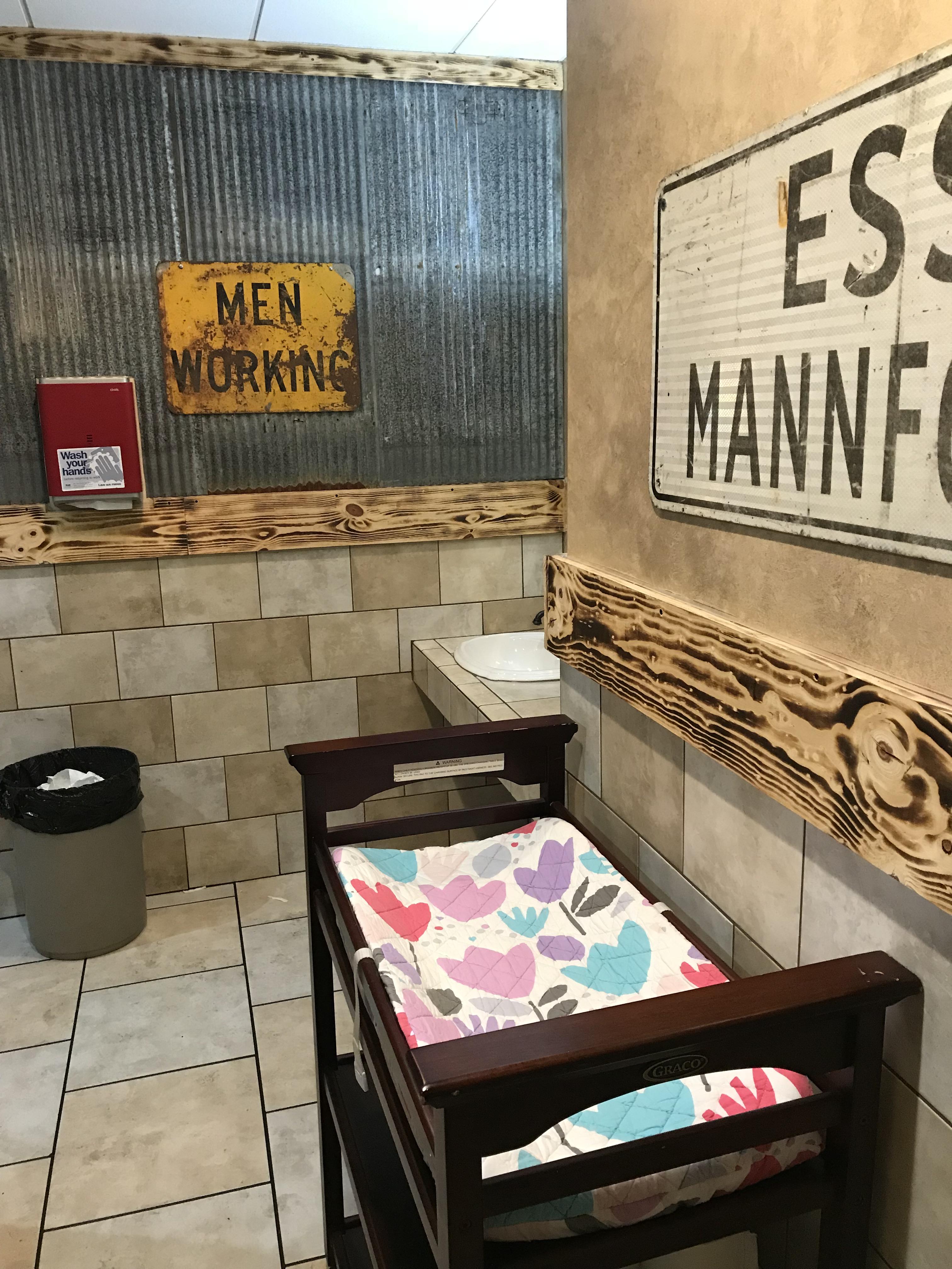 This changing station in the men’s restroom. r/mildlyinteresting