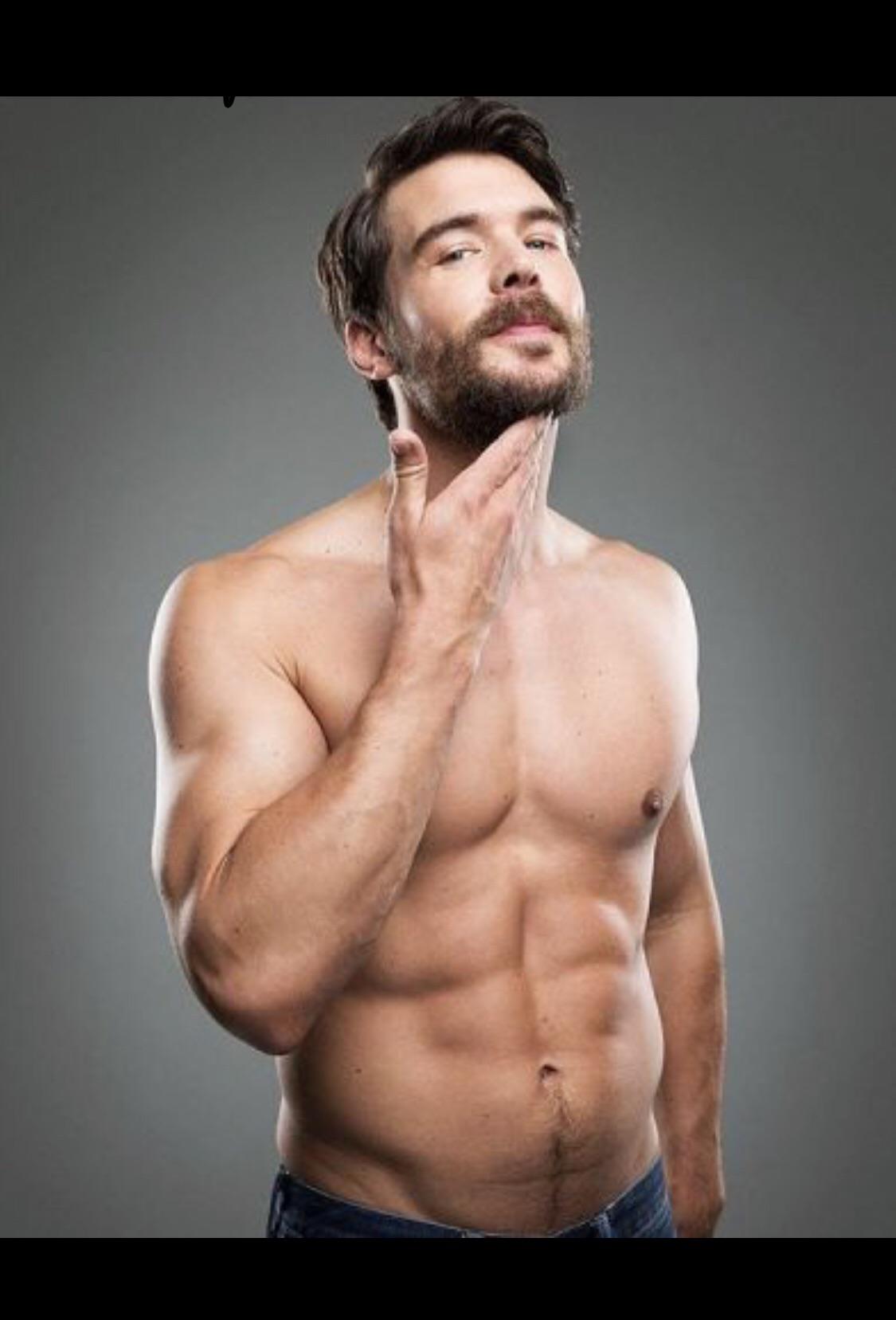 Watching How to Get Away With Murder and Charlie er just gets hotter