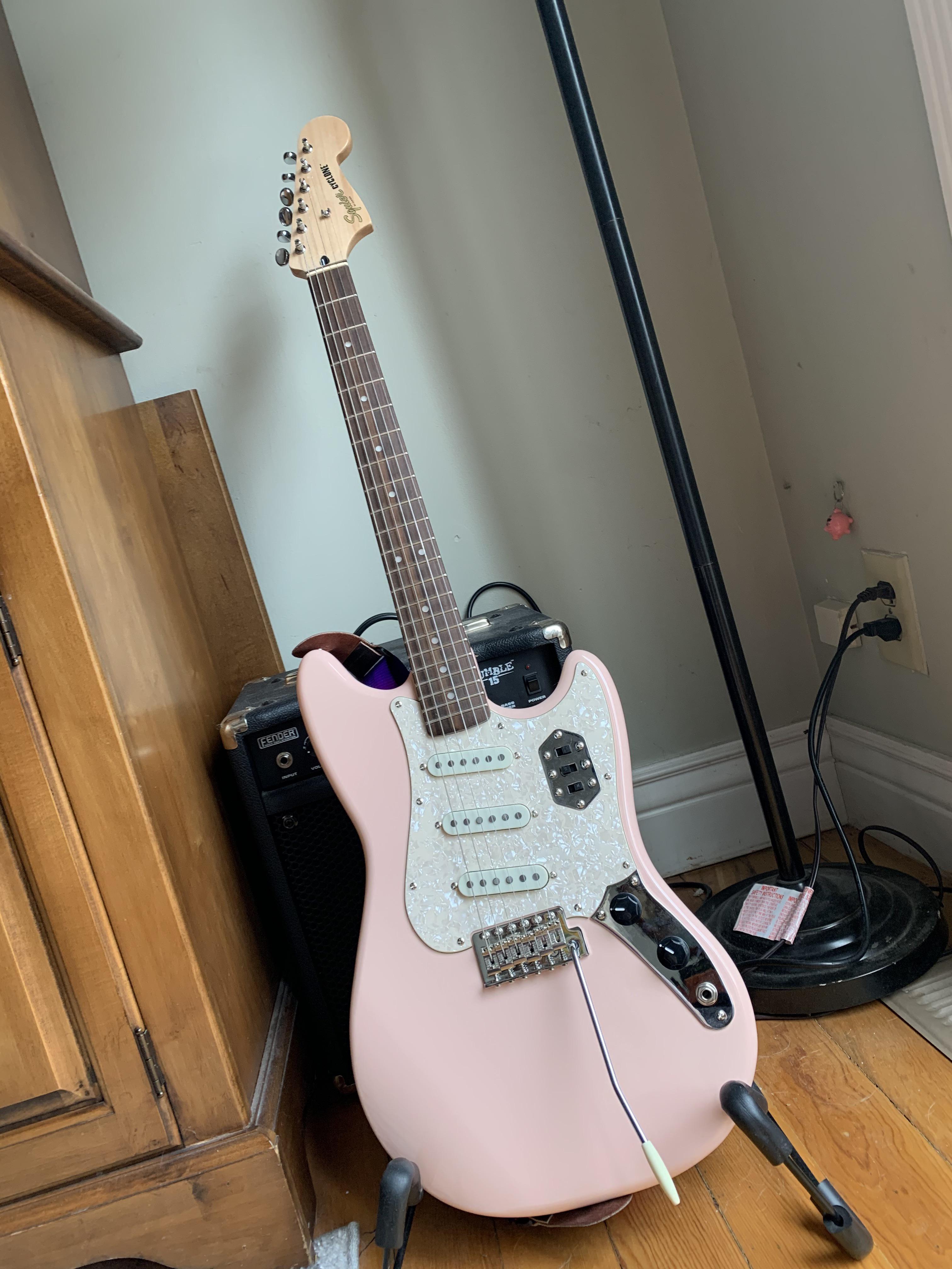 Buzzing E and B strings I just got a brand new Squier Cyclone