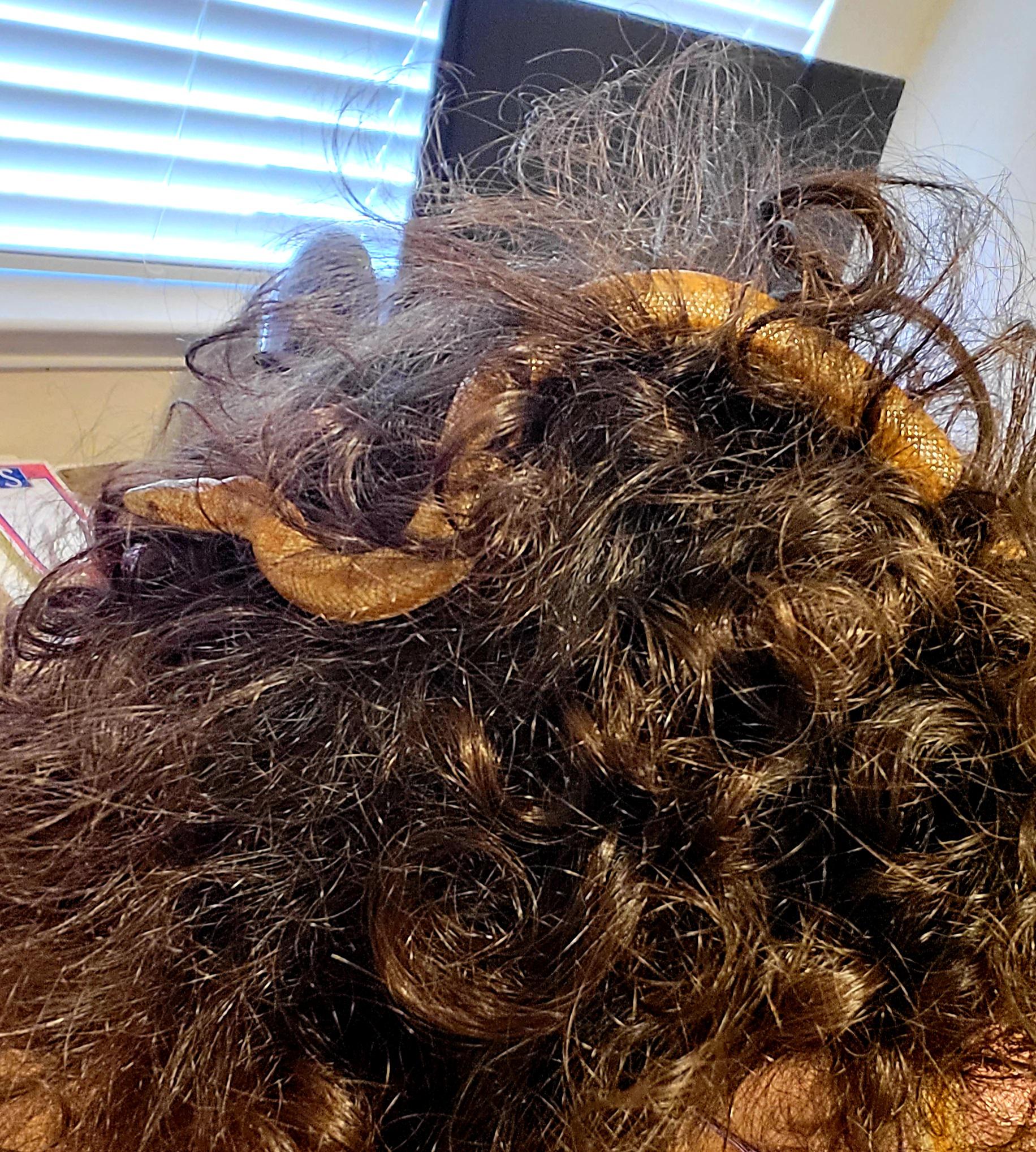 My hair tie isn't working very well. Sneks