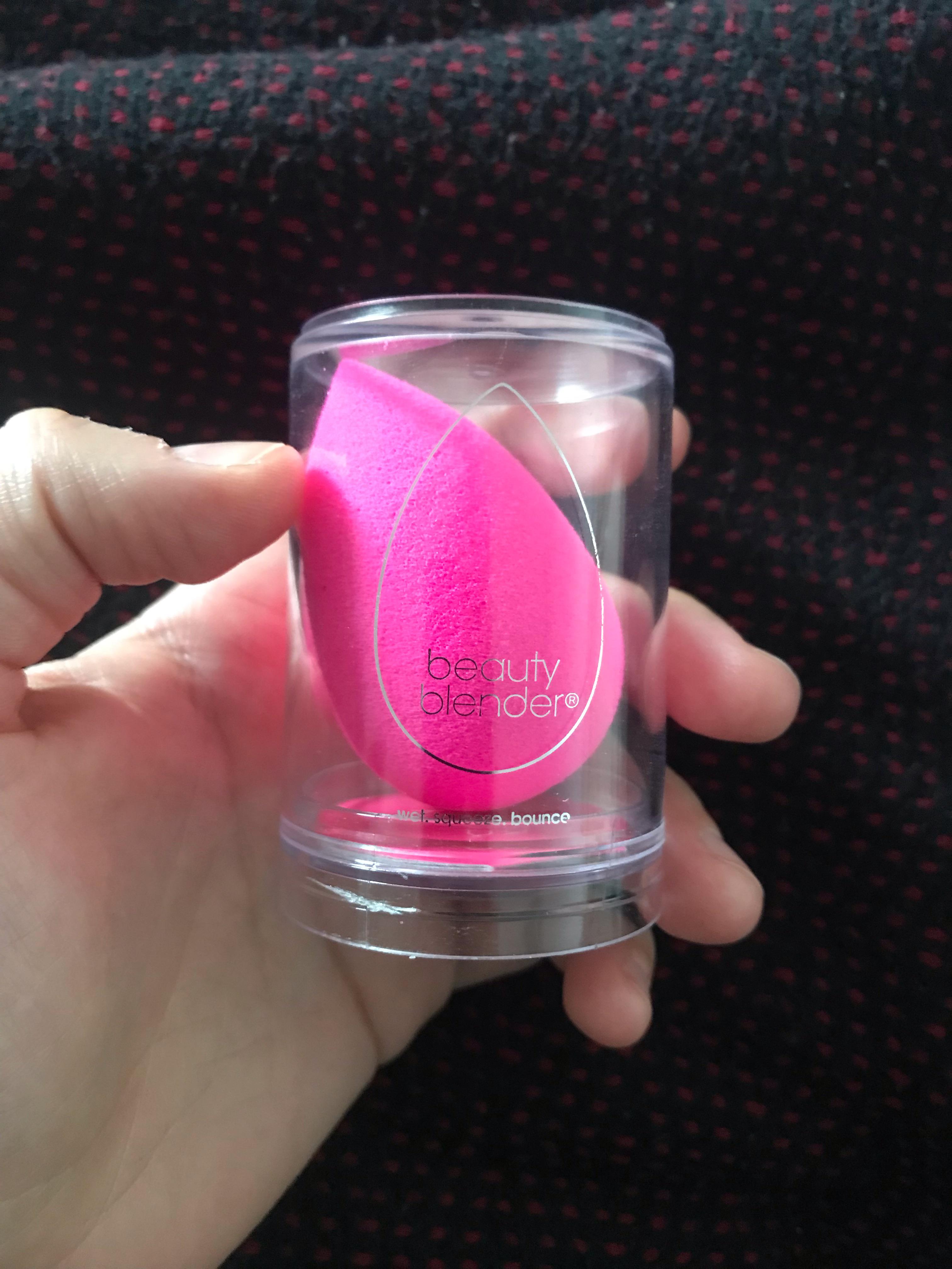 Help! I can’t open the beauty blender container! Tried to pull the ends