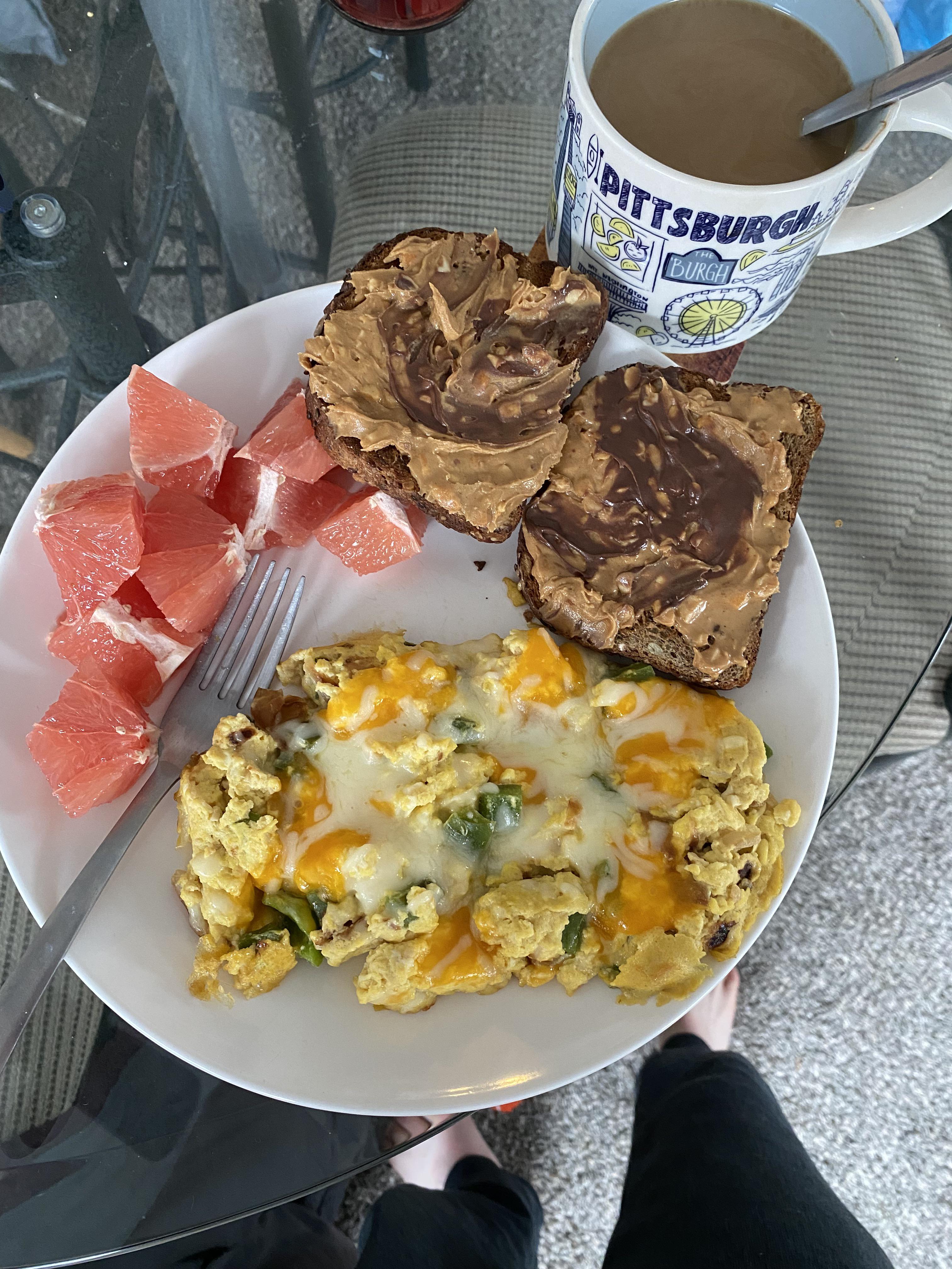 My postworkout treat 😋 Scrambled eggs w/ pepper and onion and lots of