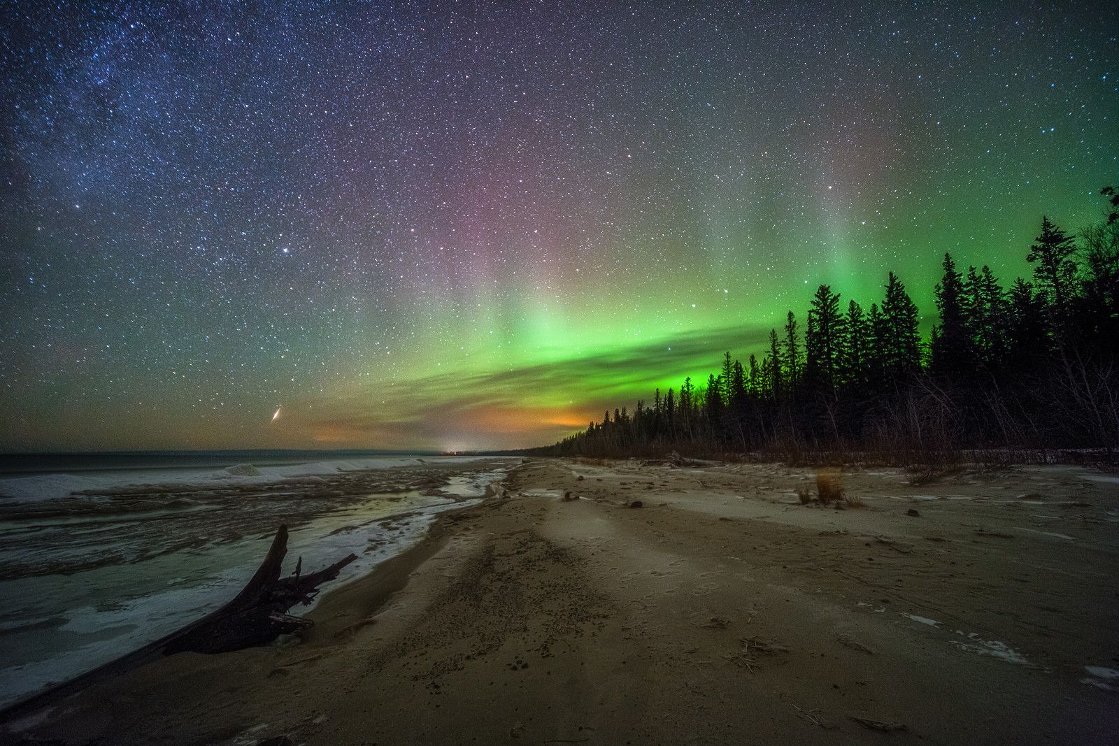 🔥 A scenery by the northern lights in Slave Lake