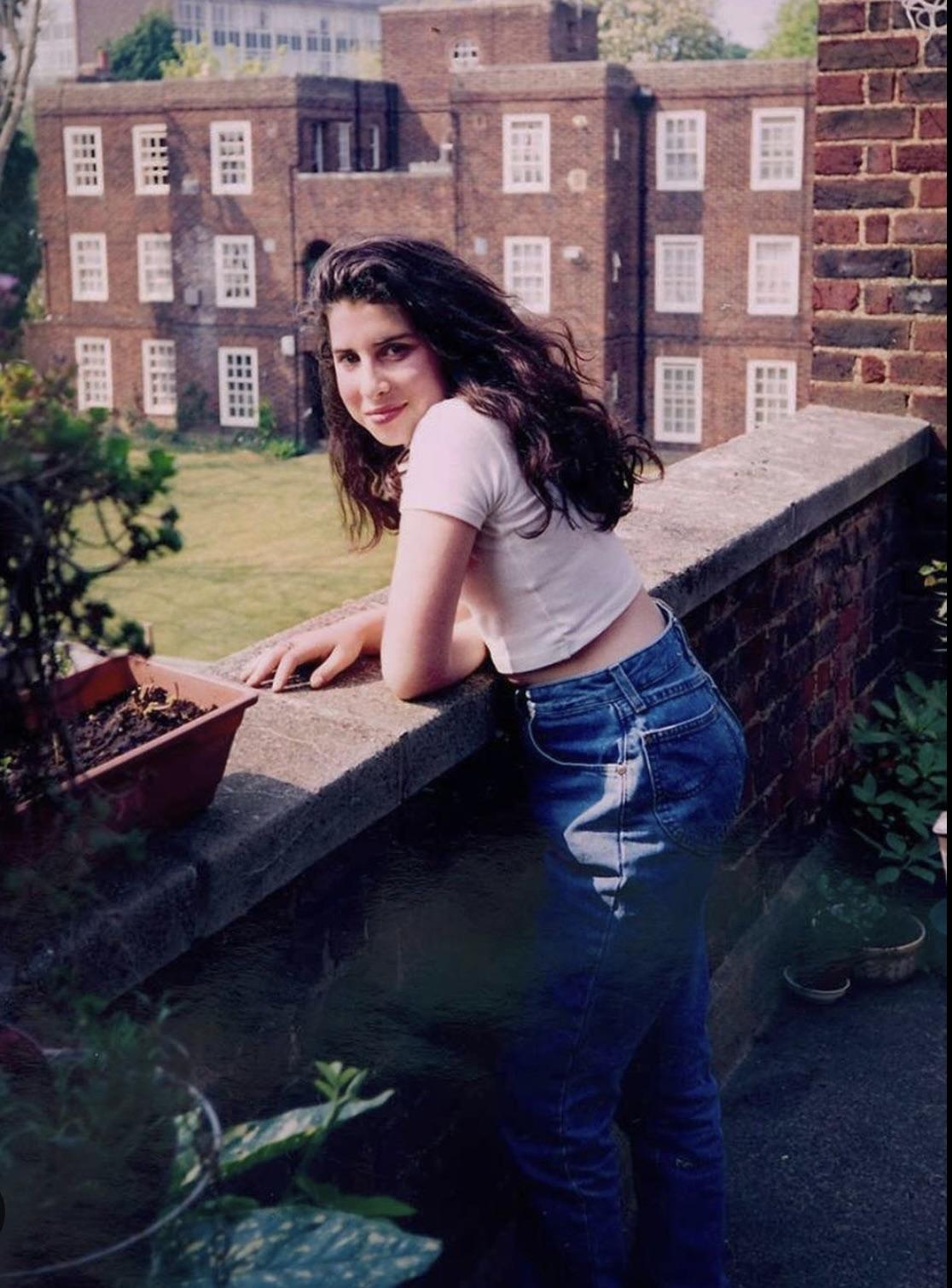 Young Amy Winehouse in the 90’s 🖤 r/OldSchoolCool