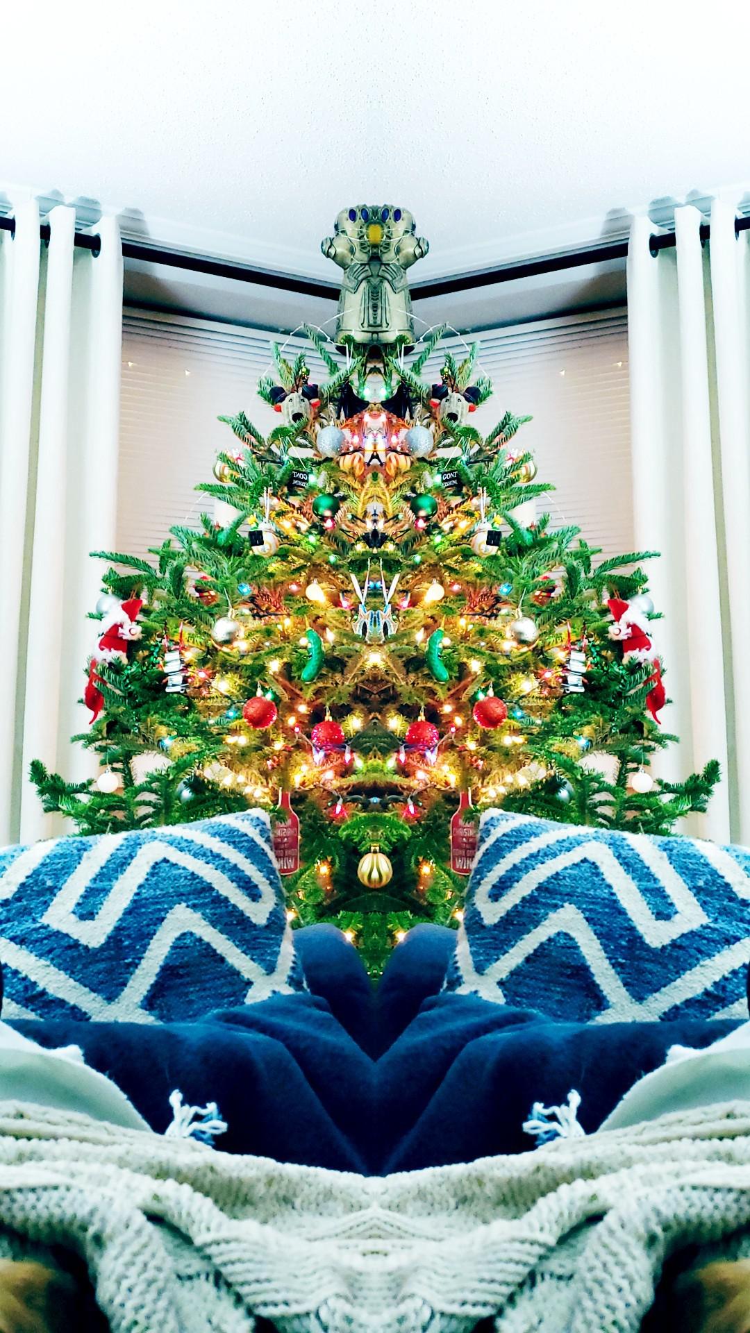 I made a super infinity gauntlet tree topper! r/mildlyinteresting