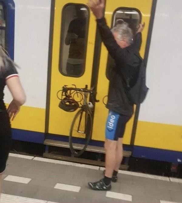 This mans bike getting stuck r/Wellthatsucks