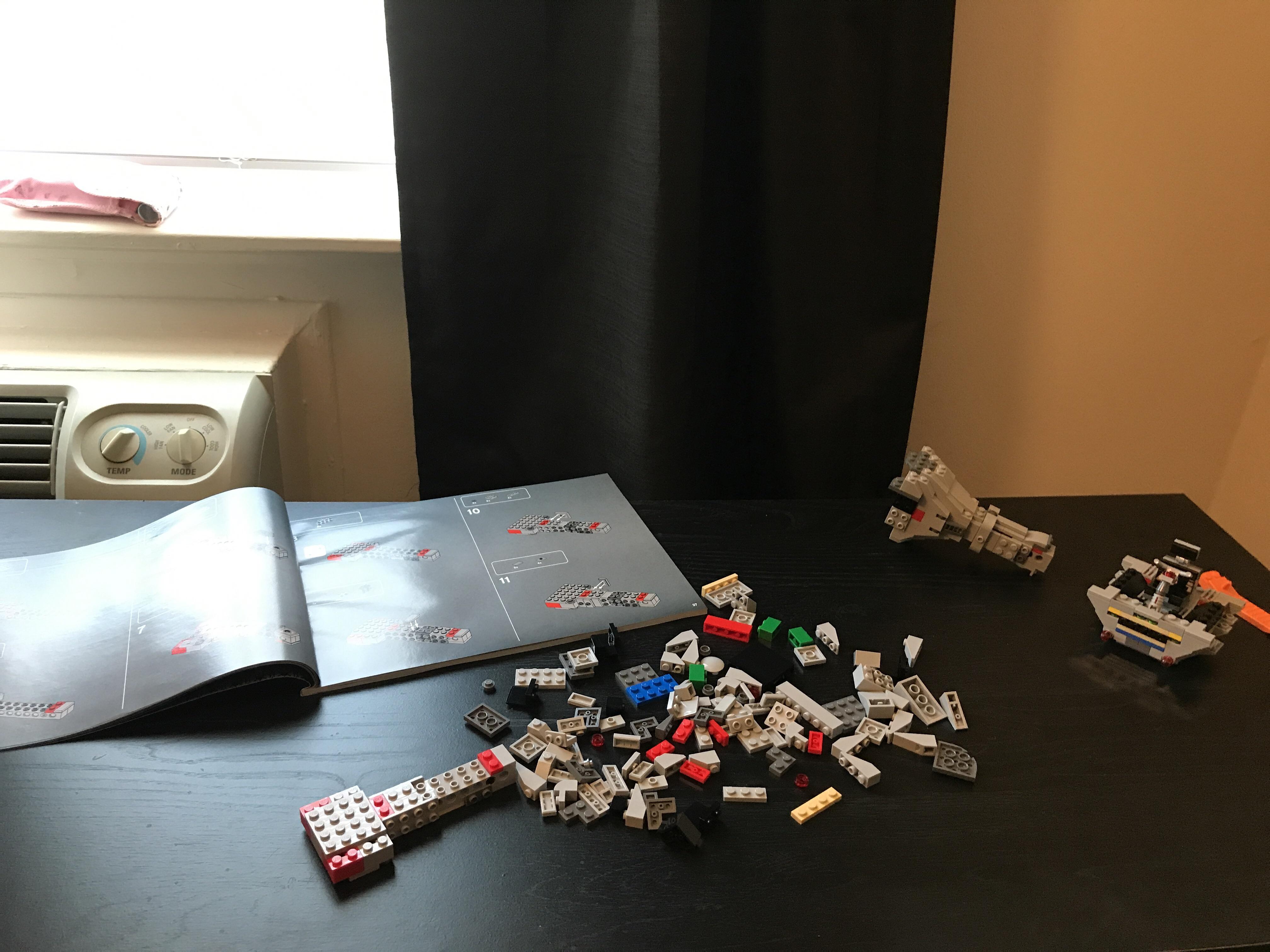 Can anyone guess what I'm building? legostarwars