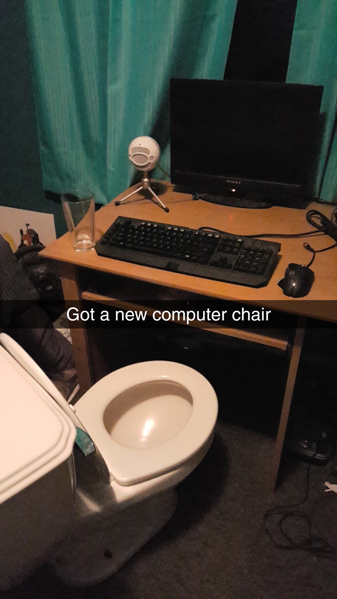 Excited about my new gaming chair r/shittybattlestations