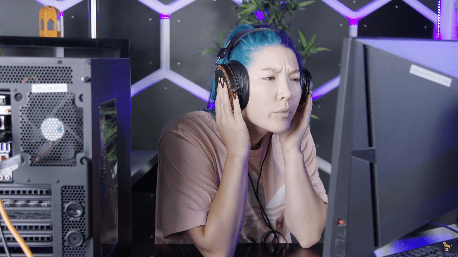 When you see someone wearing their headphones backwards r/headphones