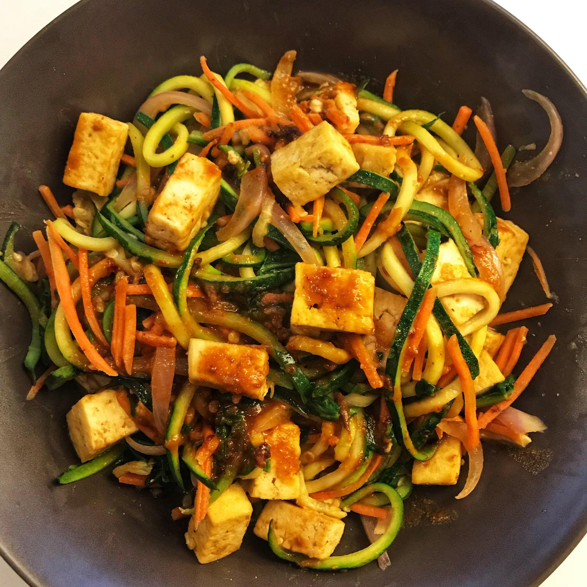 Peanut Ginger Tofu Zoodles 405 calories r/1200isplenty