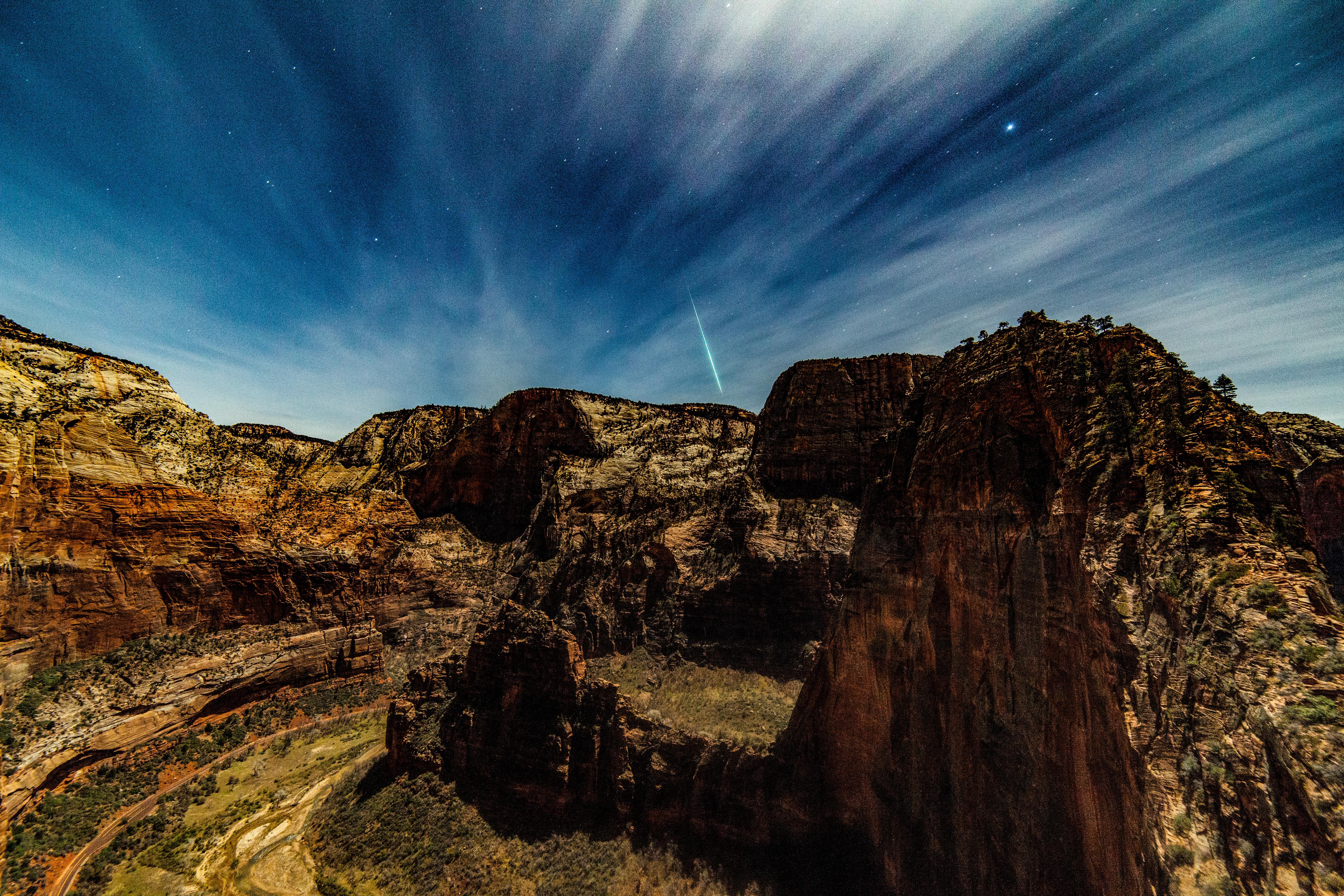 Meteor Near Angel's Landing, Zion NP [OC] [5616x3744] r/EarthPorn