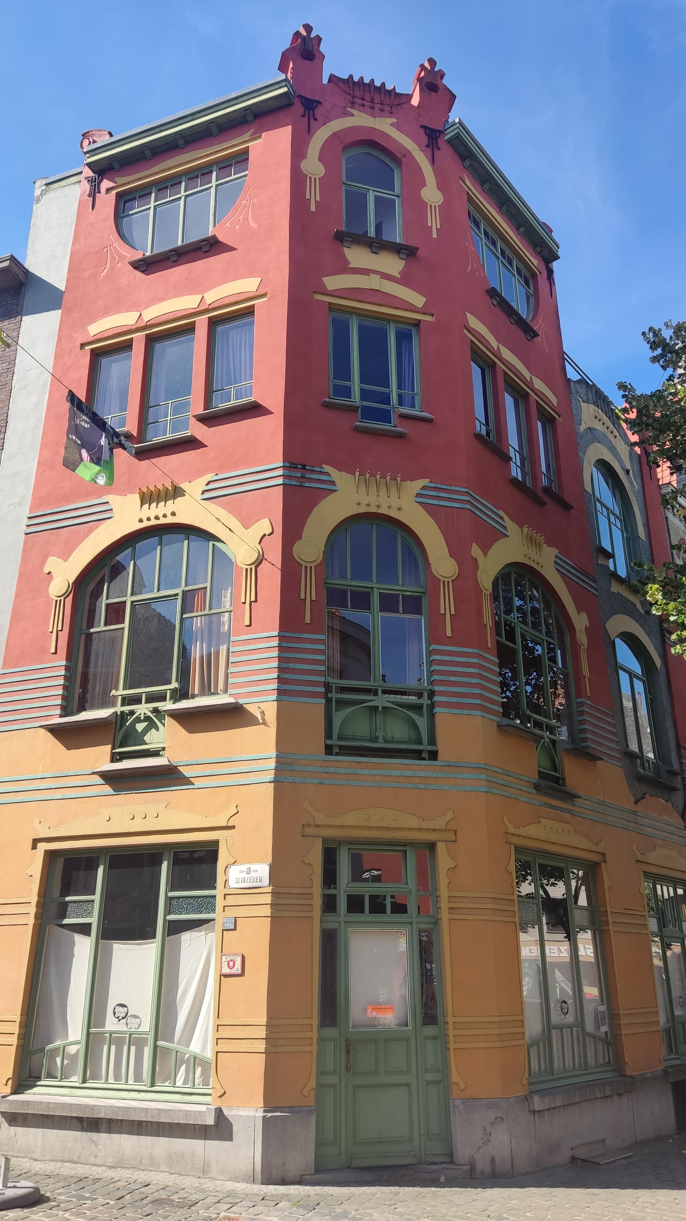 A simple but nice house in Ghent, Belgium [OC] r/ArtNouveau