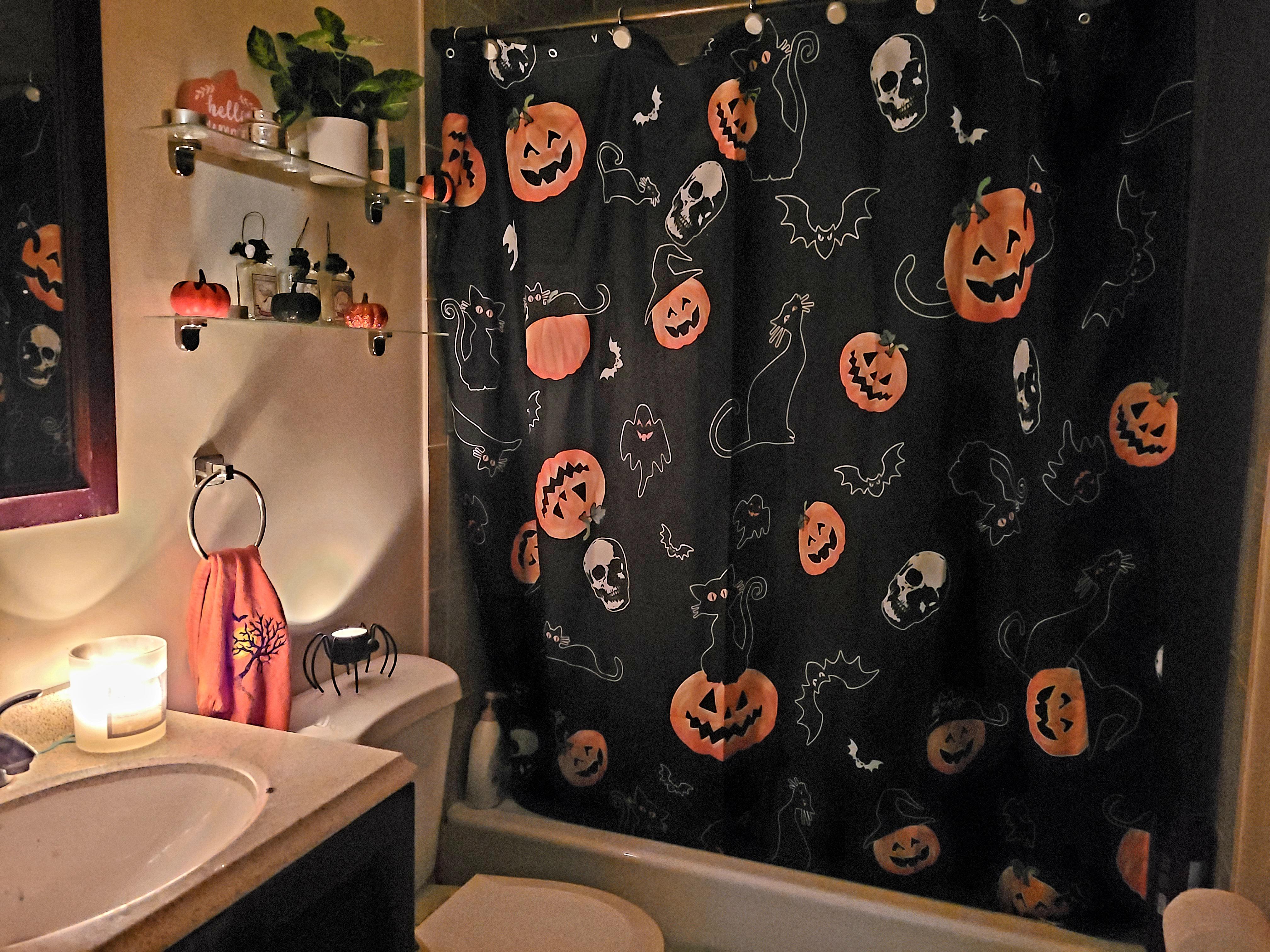 Spooky bathroom complete 🧡🖤 r/halloween