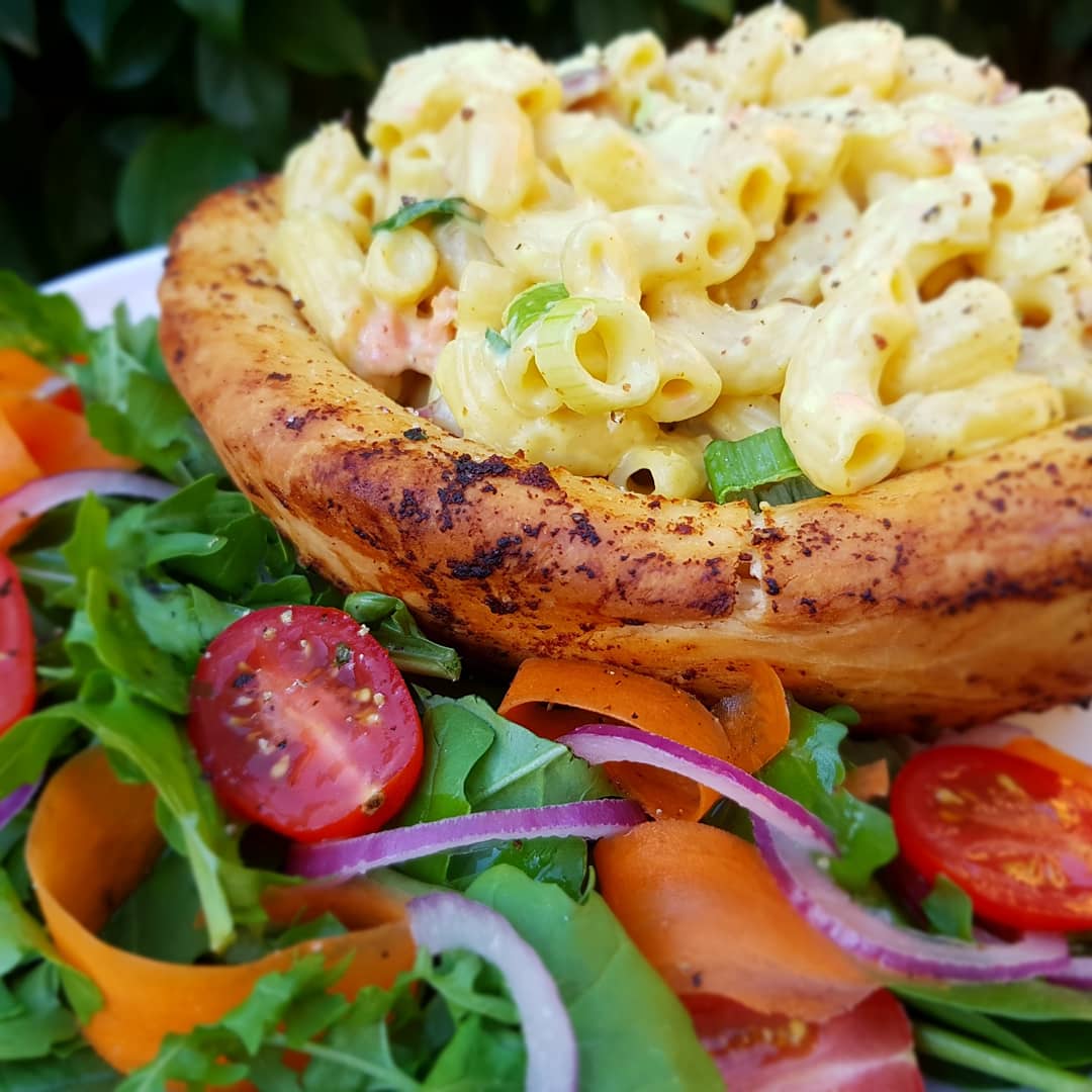 I made a bowl... out of GARLIC BREAD. And, I filled that garlic bread bowl with VEEGY MAC AND