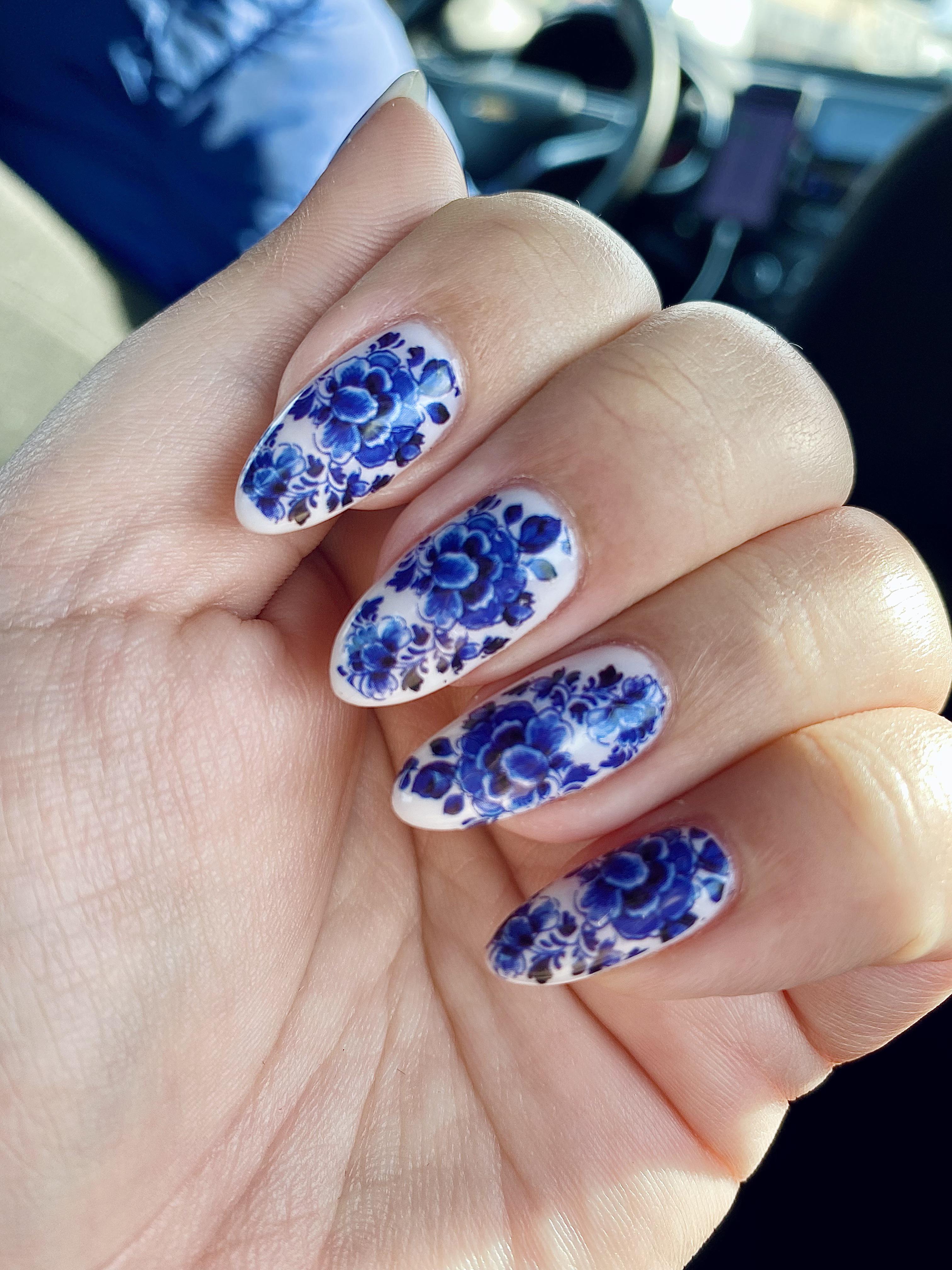 China pottery nails 💙🤍 r/Nails