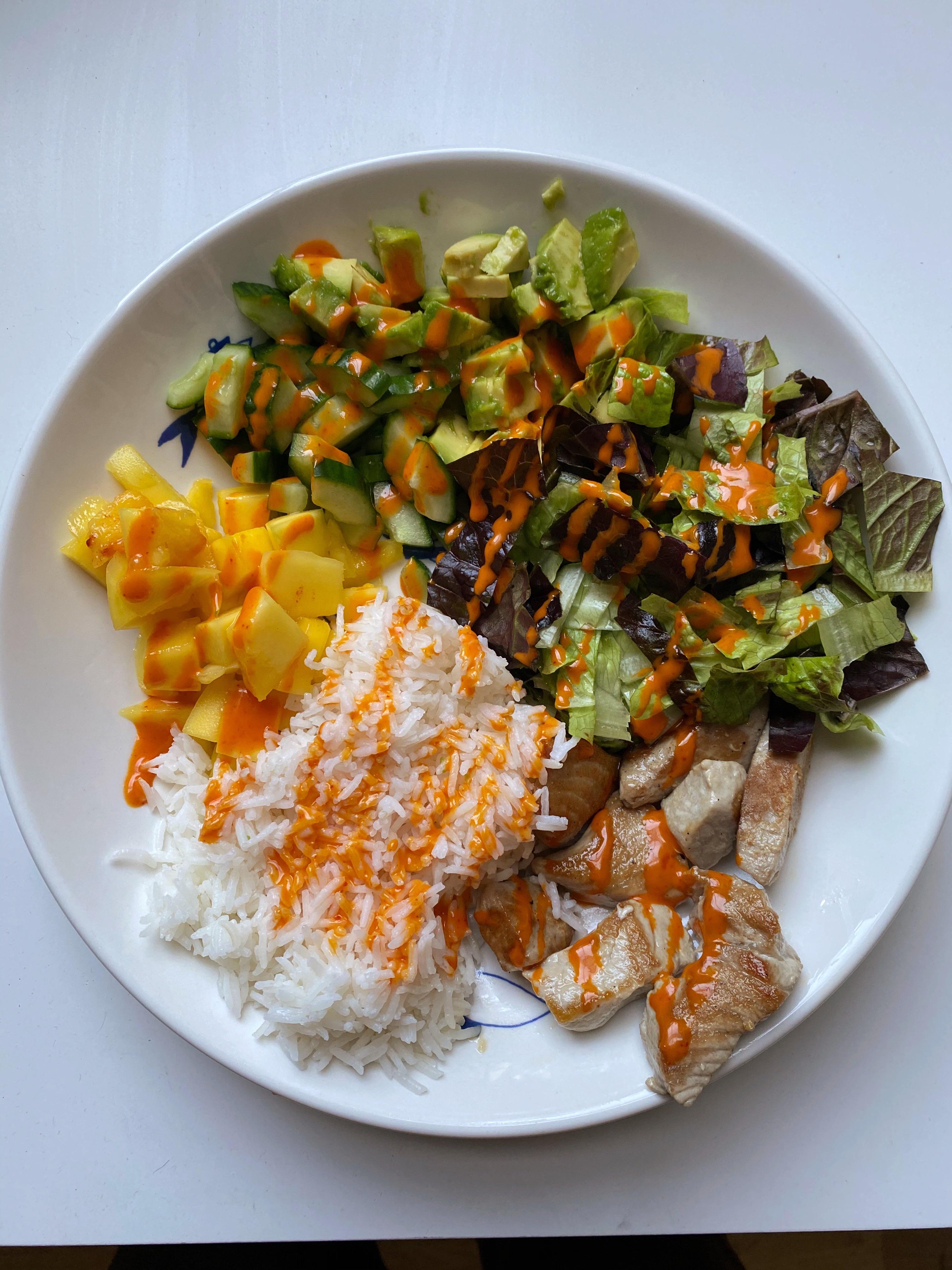 Healthy tuna poke bowl with sriracha mayo for only 487 cals! Recipe is
