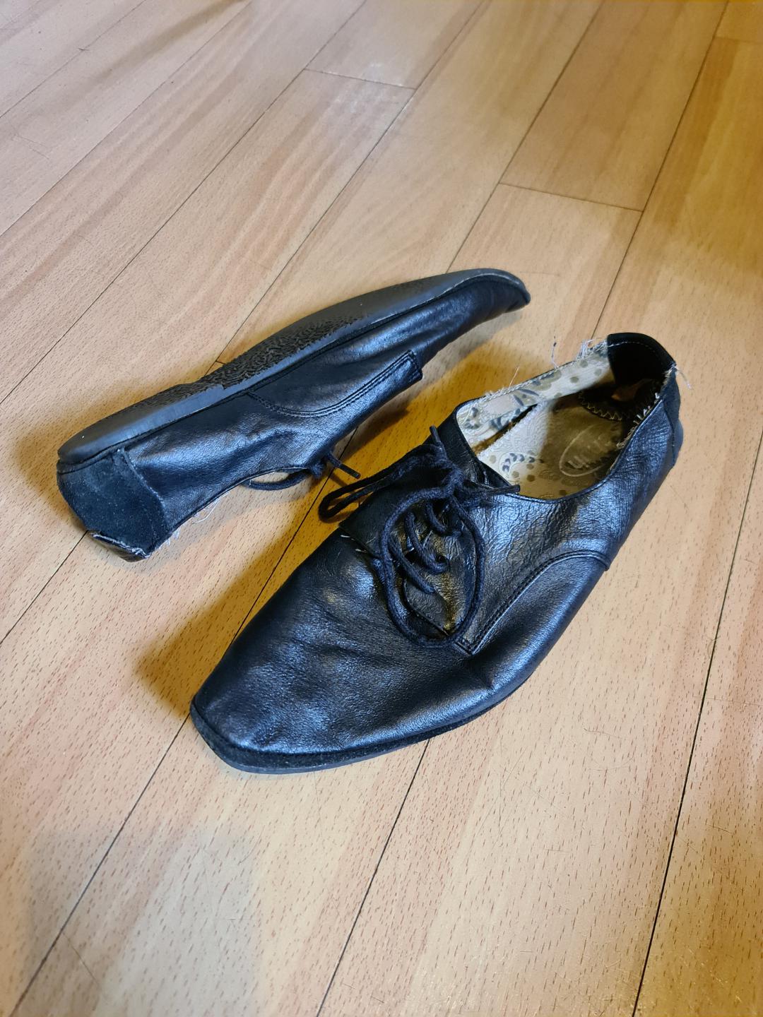 My old shoes (10yrs+) from Shuh in the UK. Super lightweight, soft and flexible leather. Where