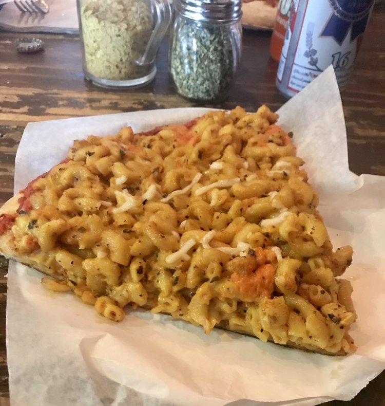 Vegan Mac n’ Cheez Pizza from Pizzanista in LA. r/VeganFoodPorn