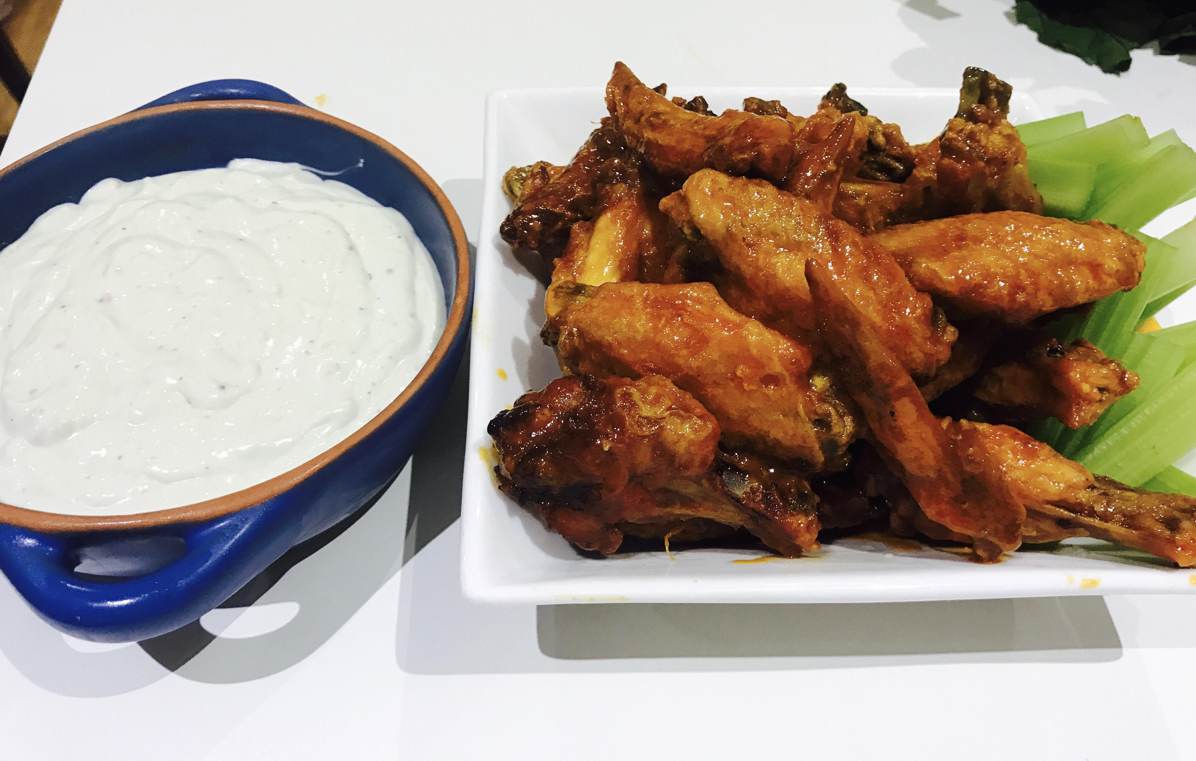 [Homemade] Buffalo wings with blue cheese dipping sauce r/food