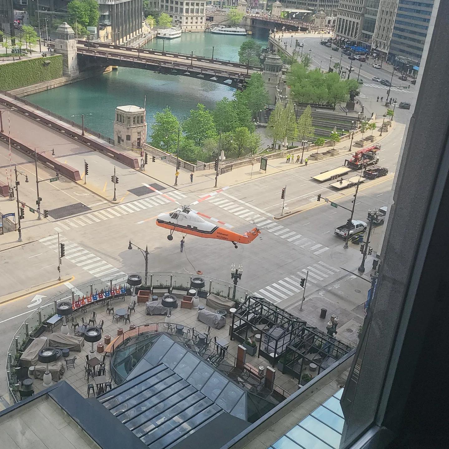 s58 doing some work in downtown Chicago this morning r/Helicopters