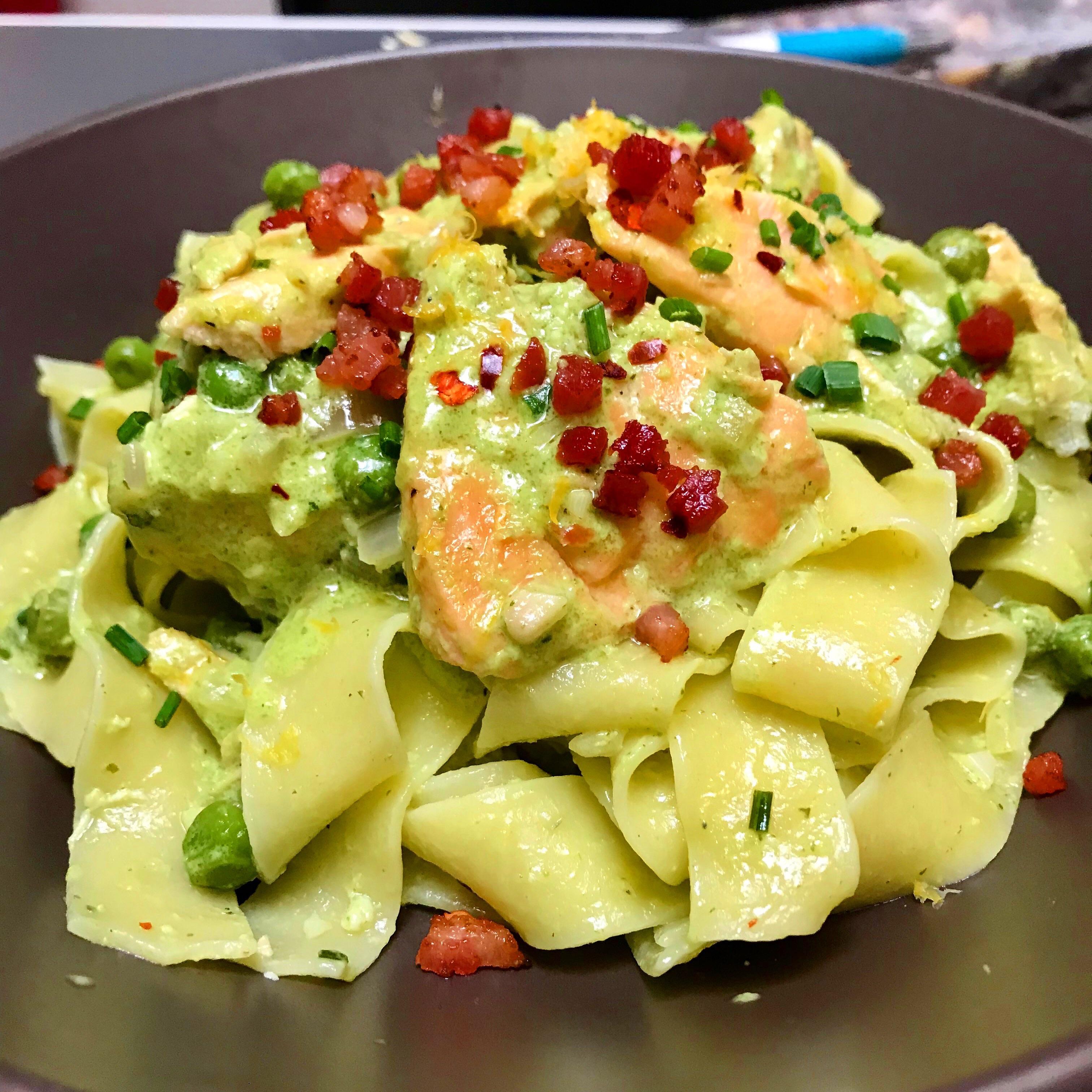 [Homemade] Pappardelle with salmon and a “pesto” cream sauce consisting