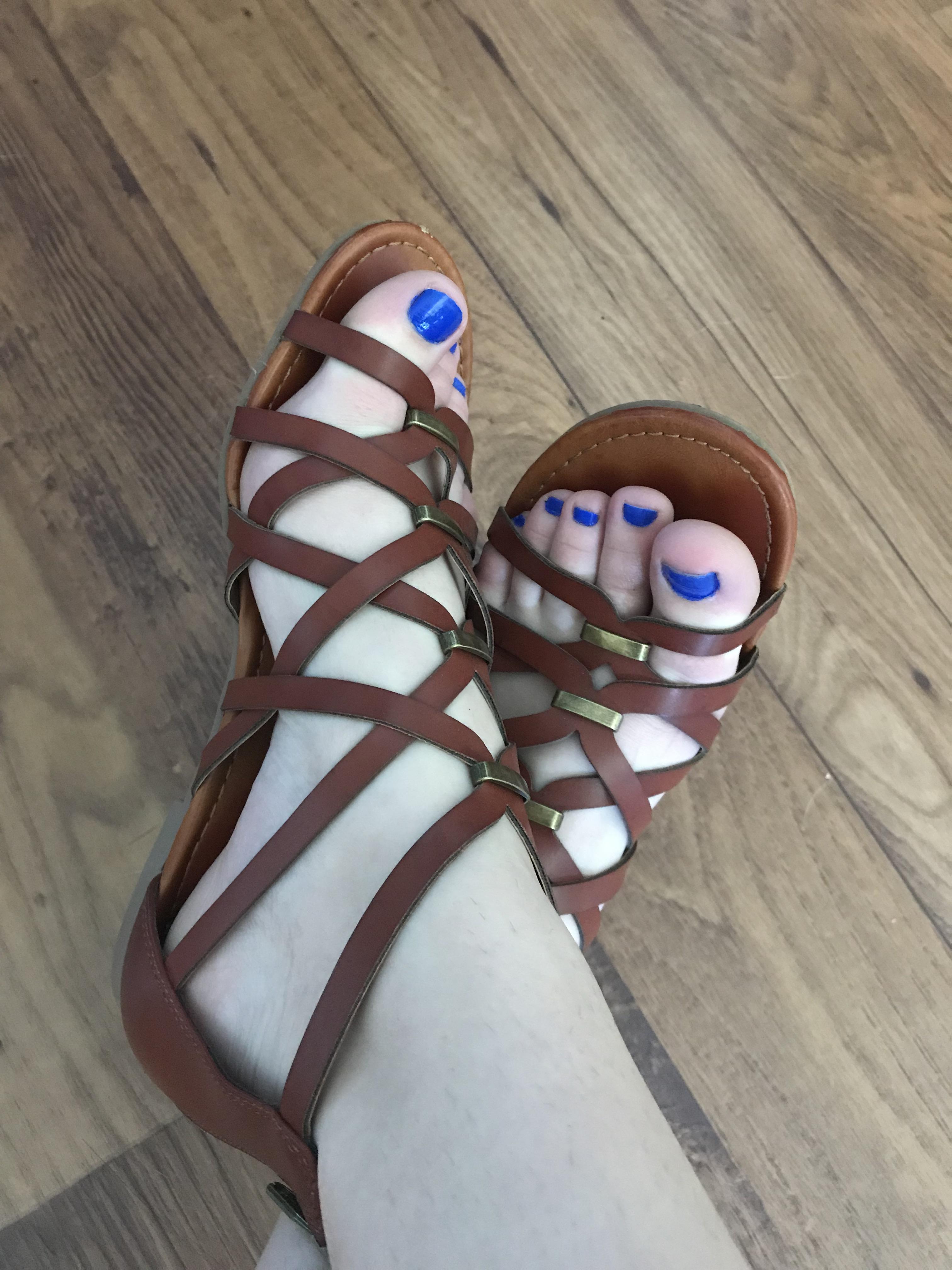 Strappy sandals r/feet