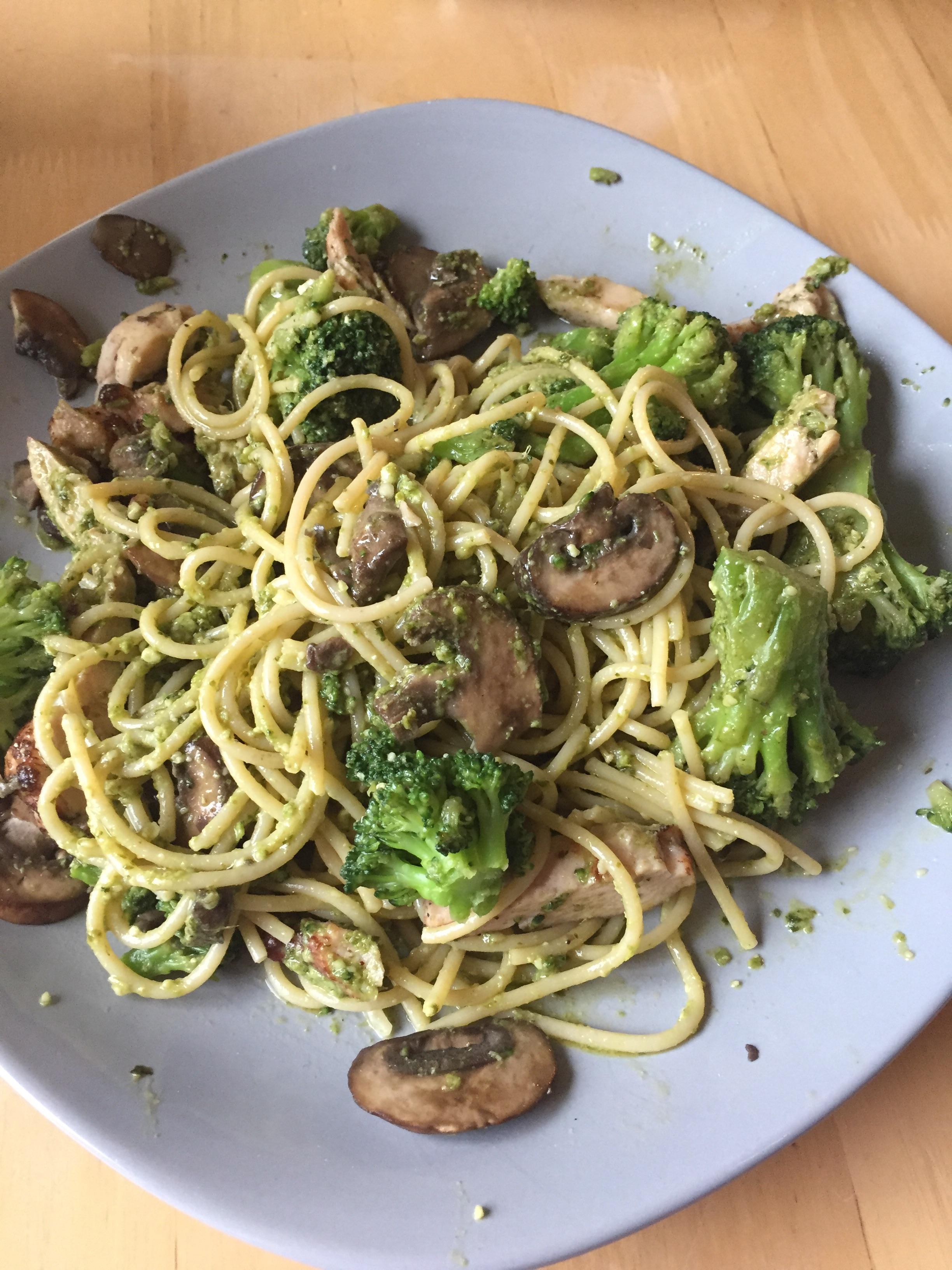 My lunch mushroom/broccoli pesto spaghetti r/vegetarian