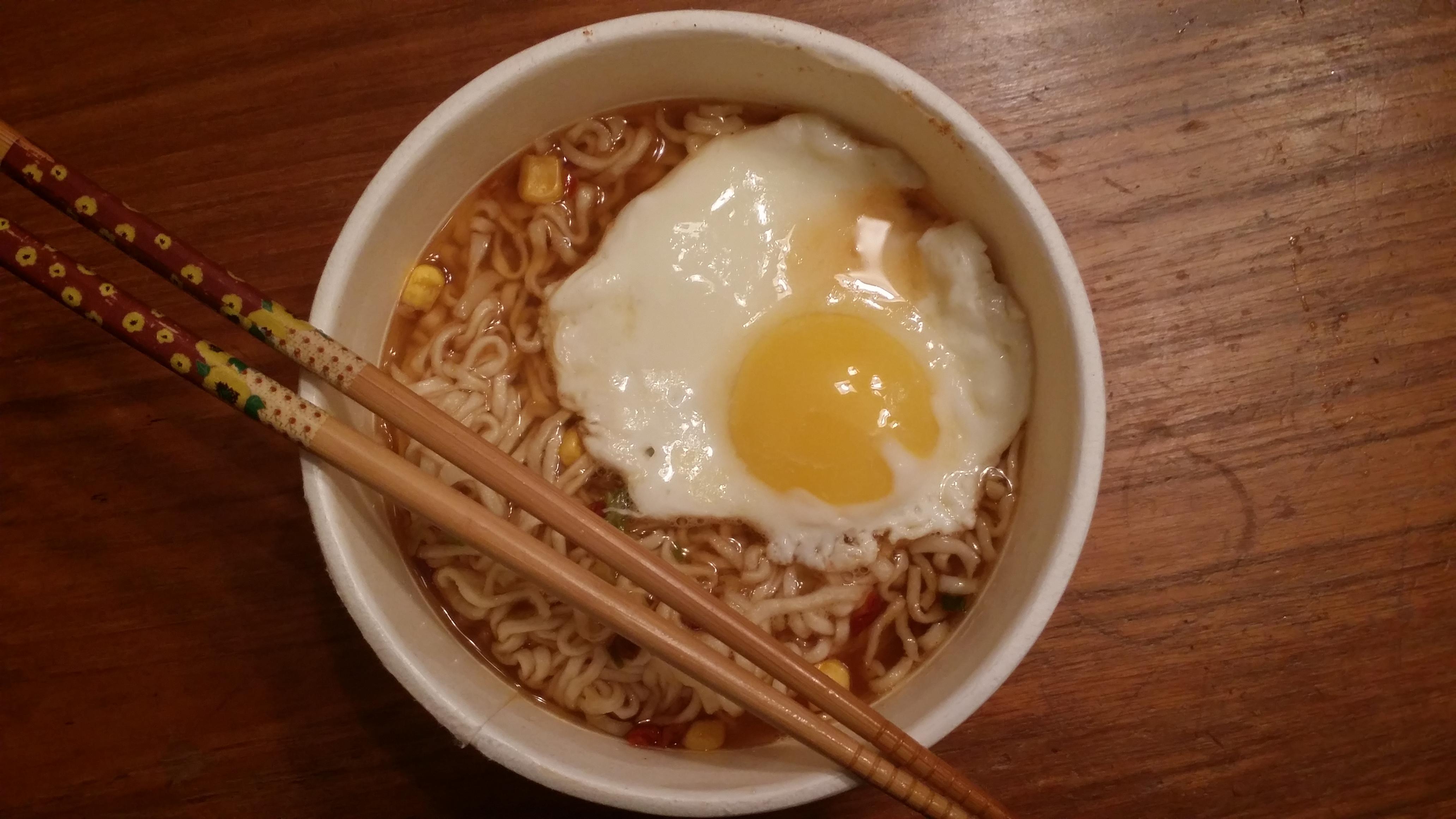 Instant ramen with egg PutAnEggOnIt