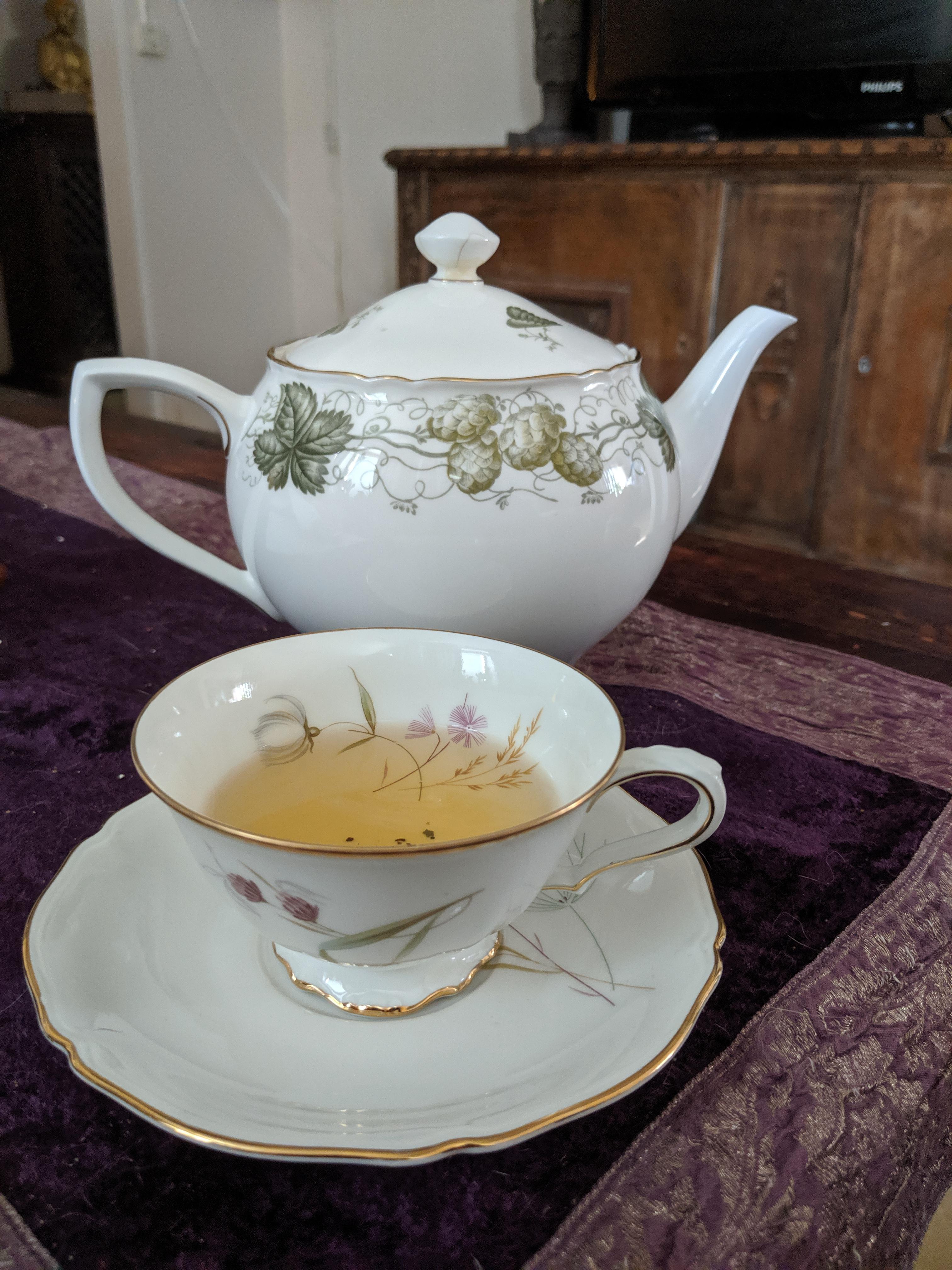 Found this beautiful set for only 8.25 at the local second hand store