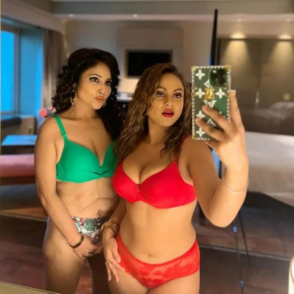 Sexy Rajsi VErma & Pihu Kanojia posing for a selfie! ️ ️ #hotwebseries