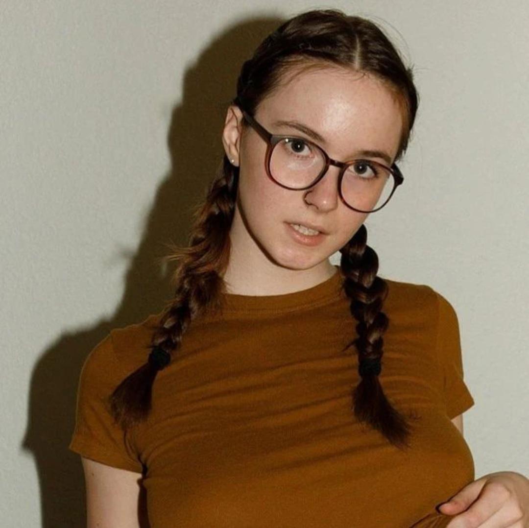 Hazel Moore : PrettyGirls