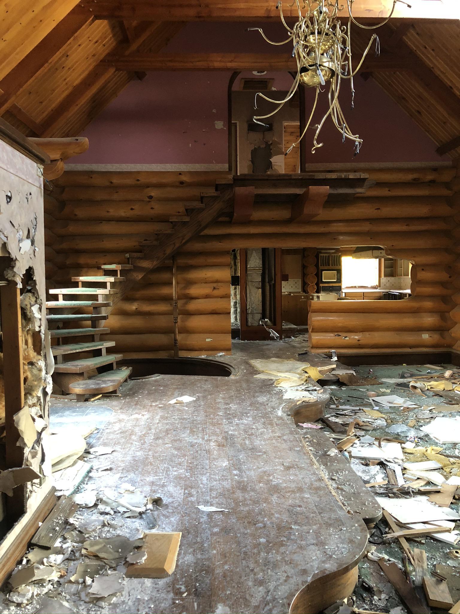Abandoned Log Mansion Toronto, ON r/urbanexploration