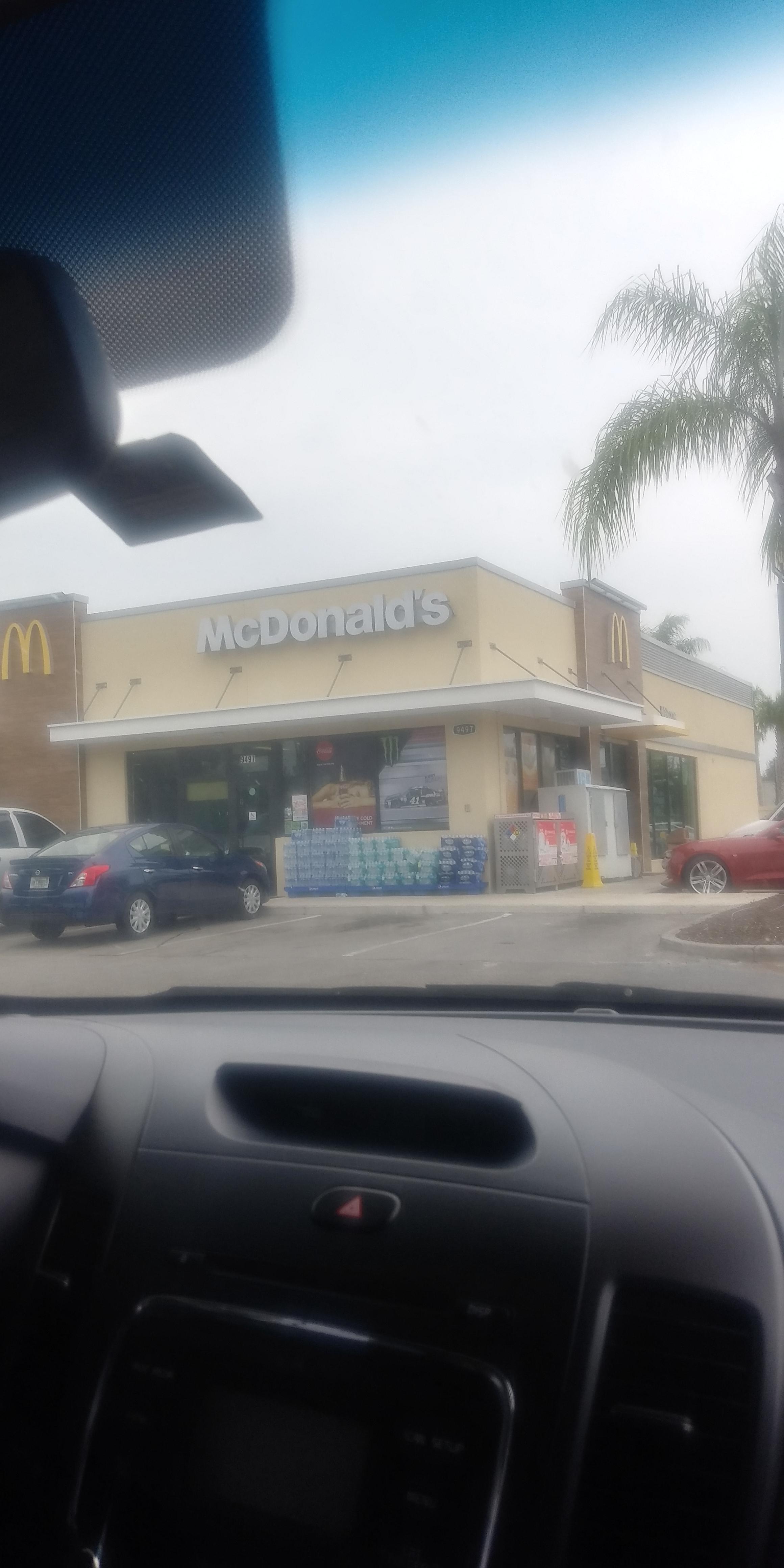 A gas station McDonald's r/mildlyinteresting