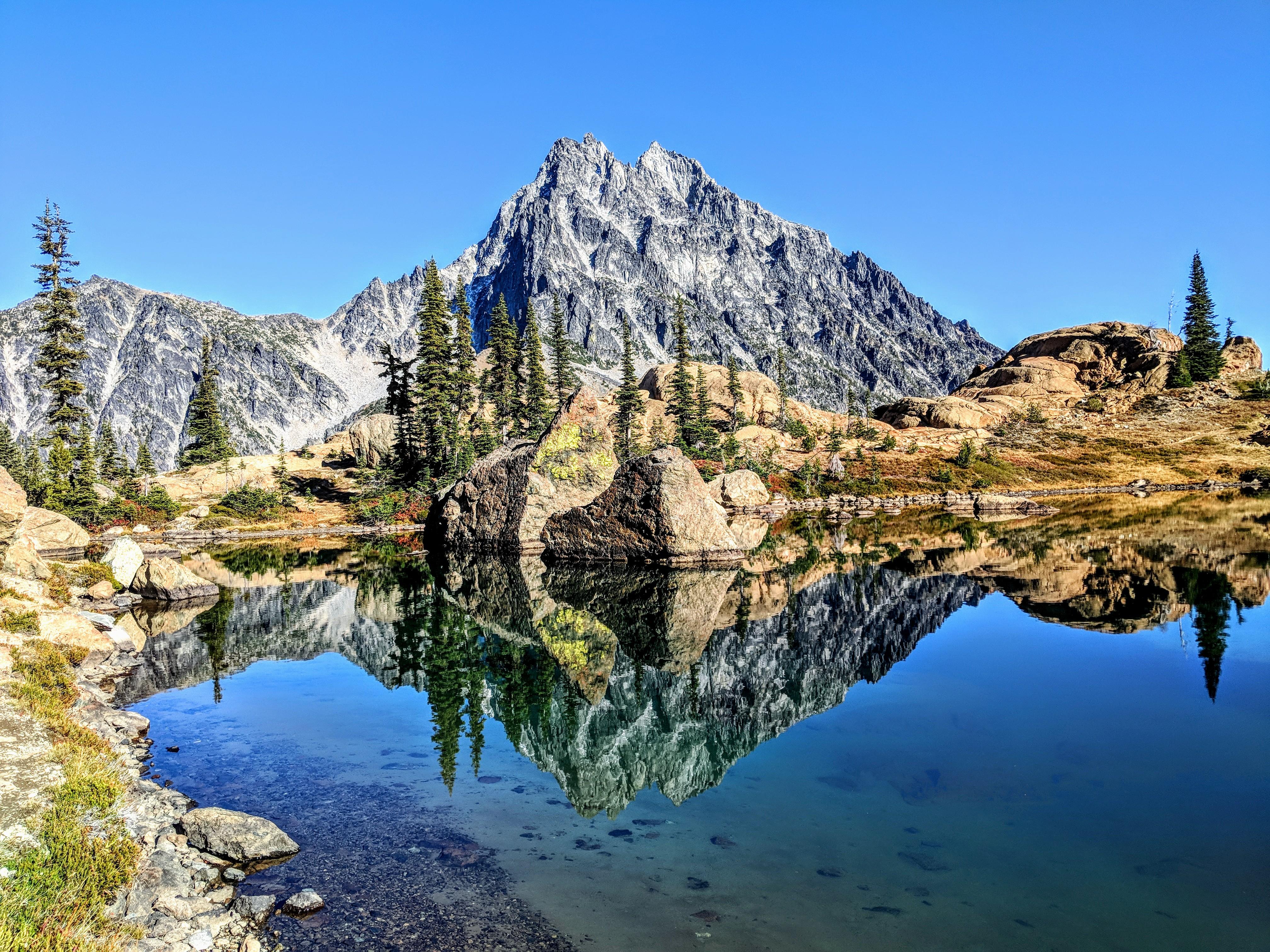 Reflections at Lake Ingalls, WA [OC] [4032x3024] r/EarthPorn
