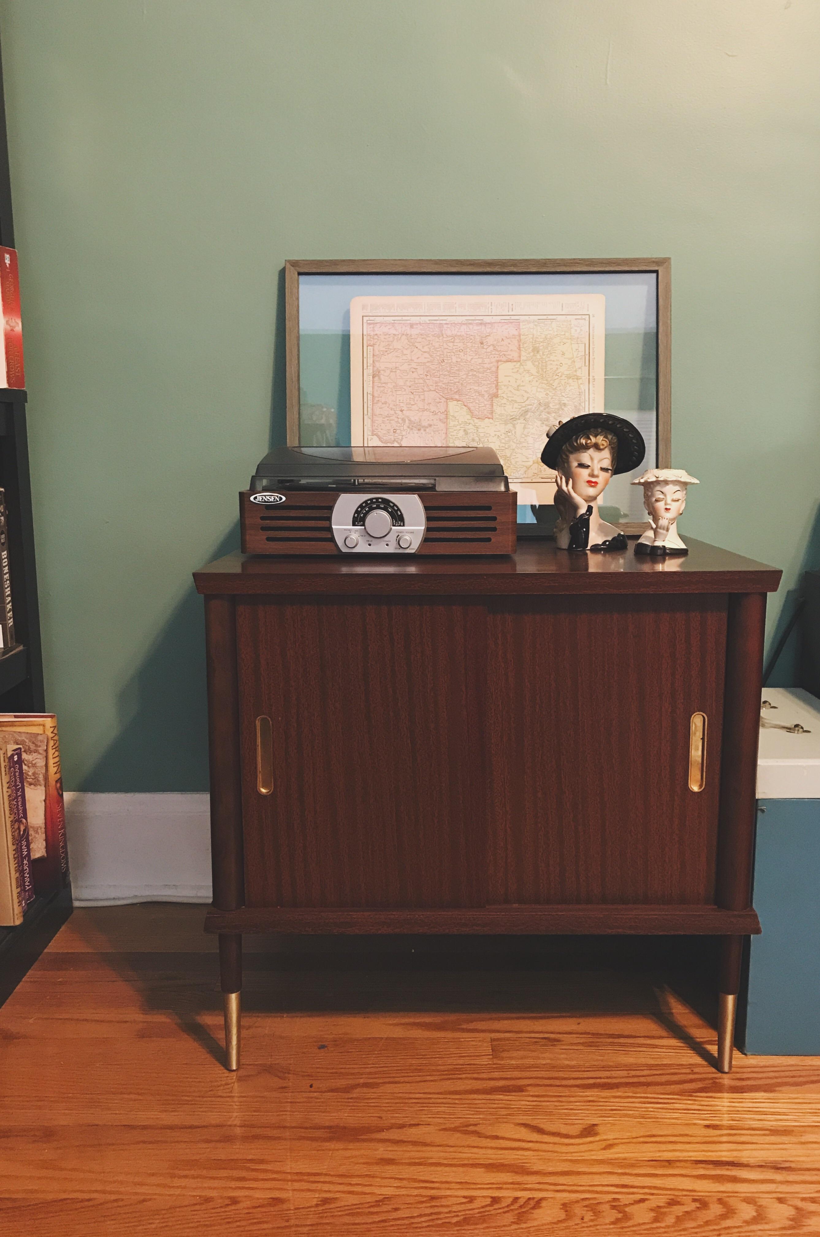 Scored this little record storage not too long ago. 🥰 r