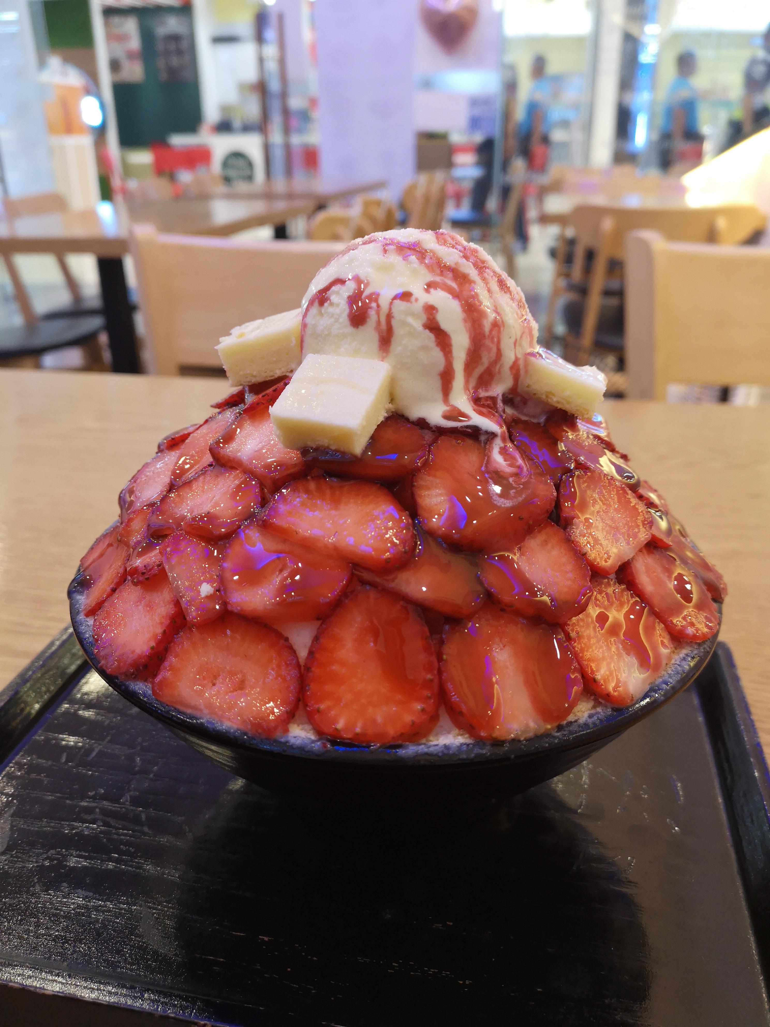 [I ate] Strawberry cheese bingsu (Korean shaved ice dish) r/food
