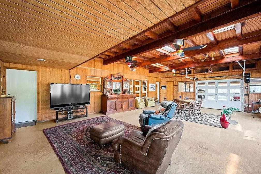 I've stunned by how downright tacky rich people's homes are. 4