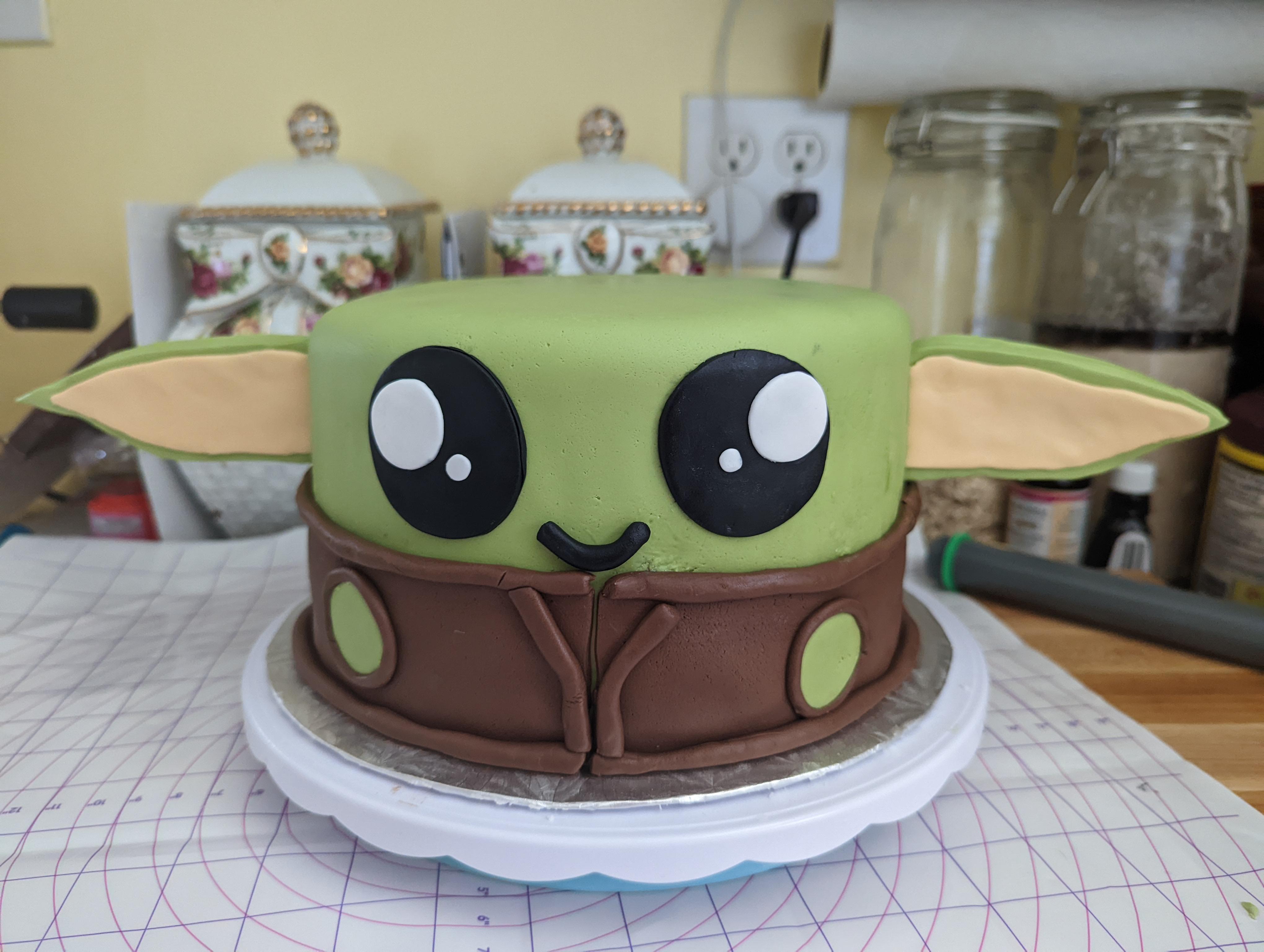 Baby YodA/Grogu cake I made for a little guys first birthday r