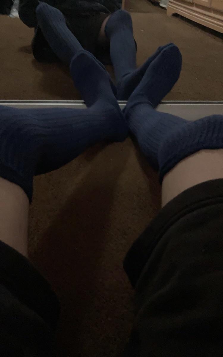 i got my first set of knee socks with my paycheck )) r/femboy