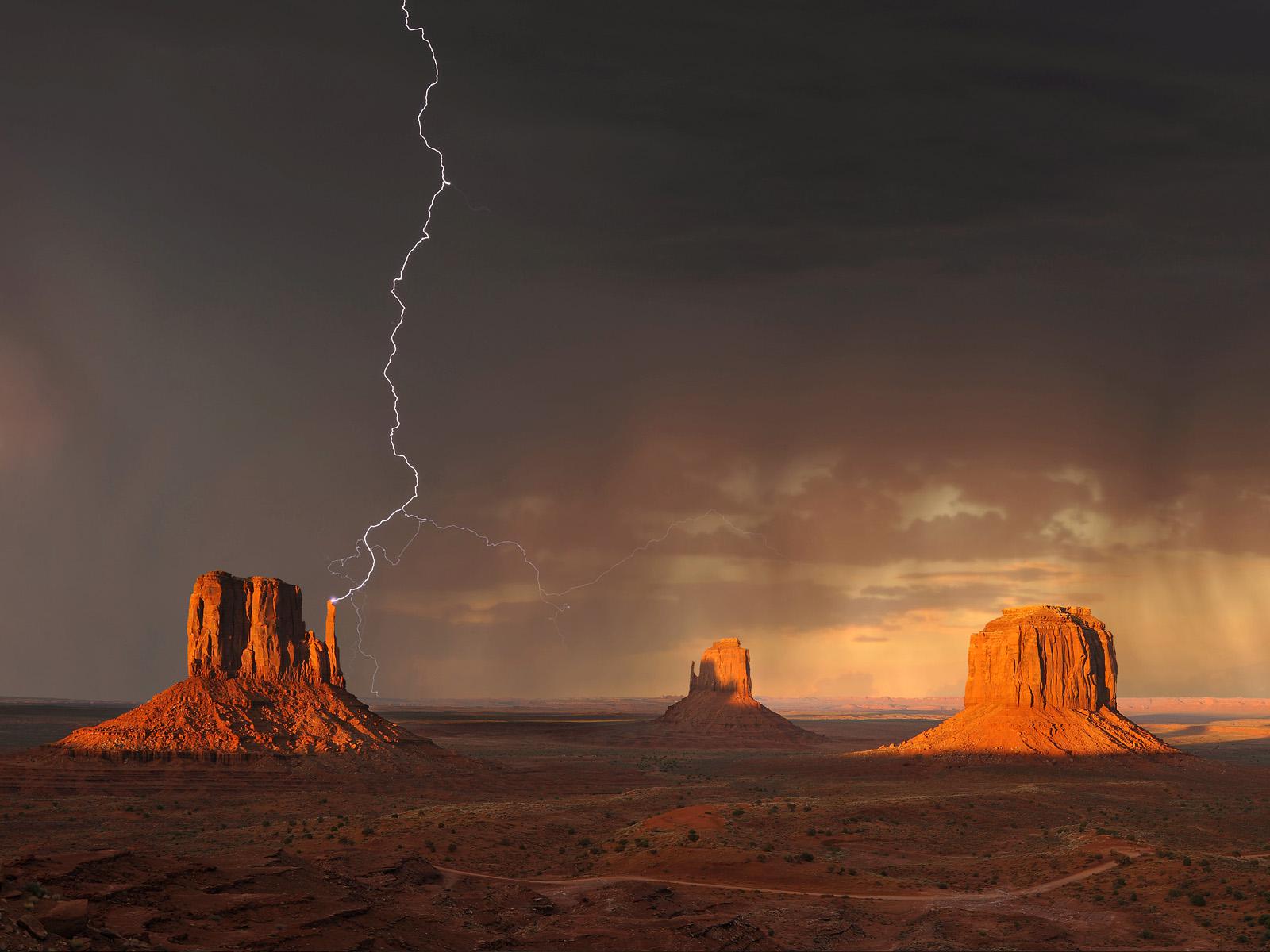 Thunderstorm Over Monument Valley, Utah. (Michael erimagebr) r/pics