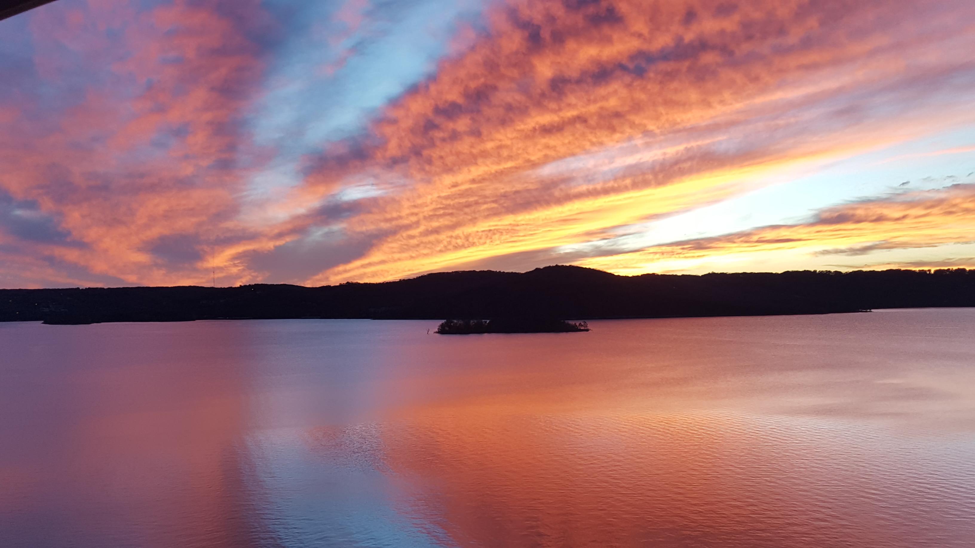 Table Rock Lake, Hollister, Missouri. (3264 × 1836) [OC] r/waterporn