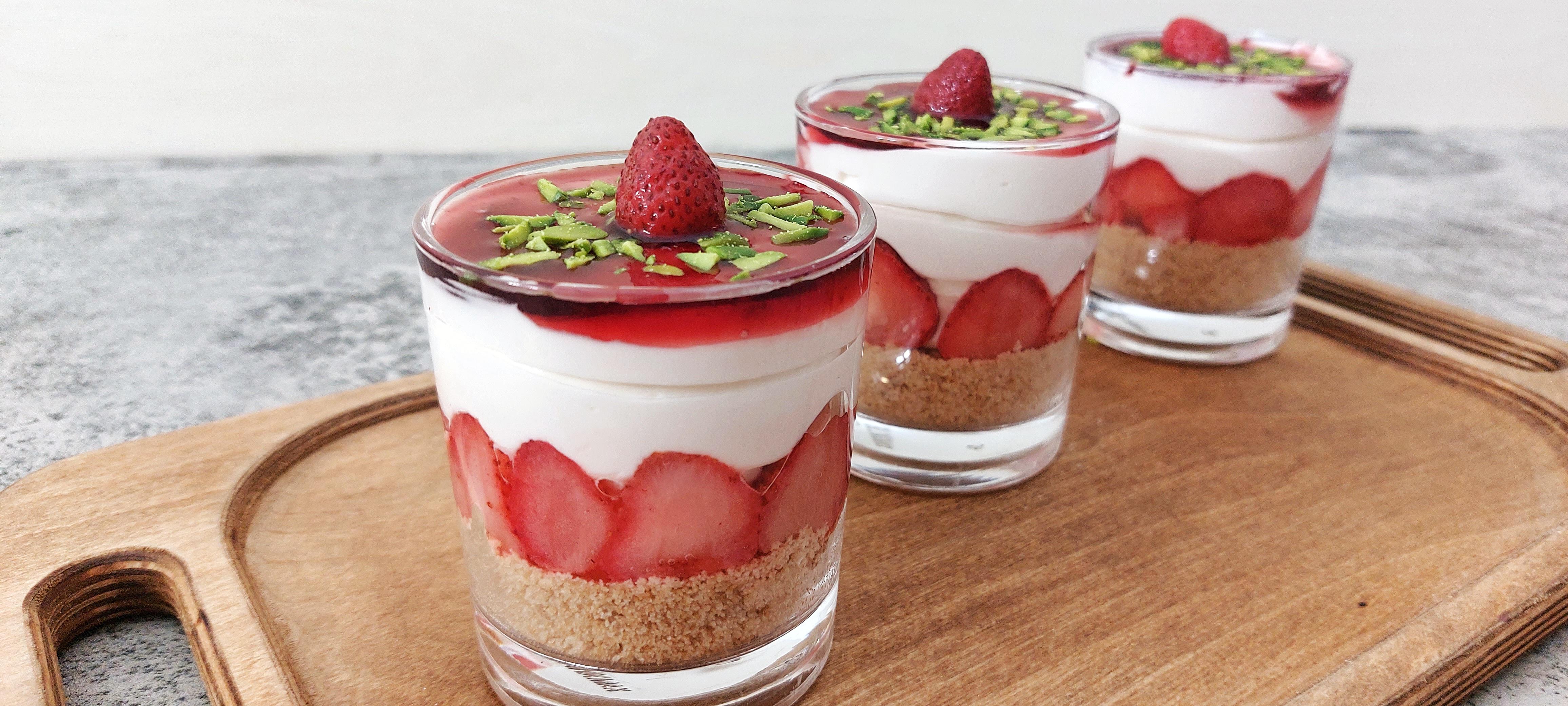 Strawberry cheesecake in glass, recipe in the comments r/cookingtonight